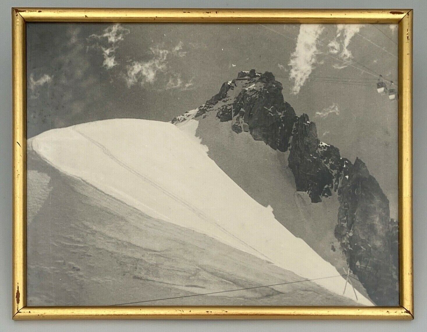 Photo ancienne en noir et blanc montagne artistique dans cadre dore