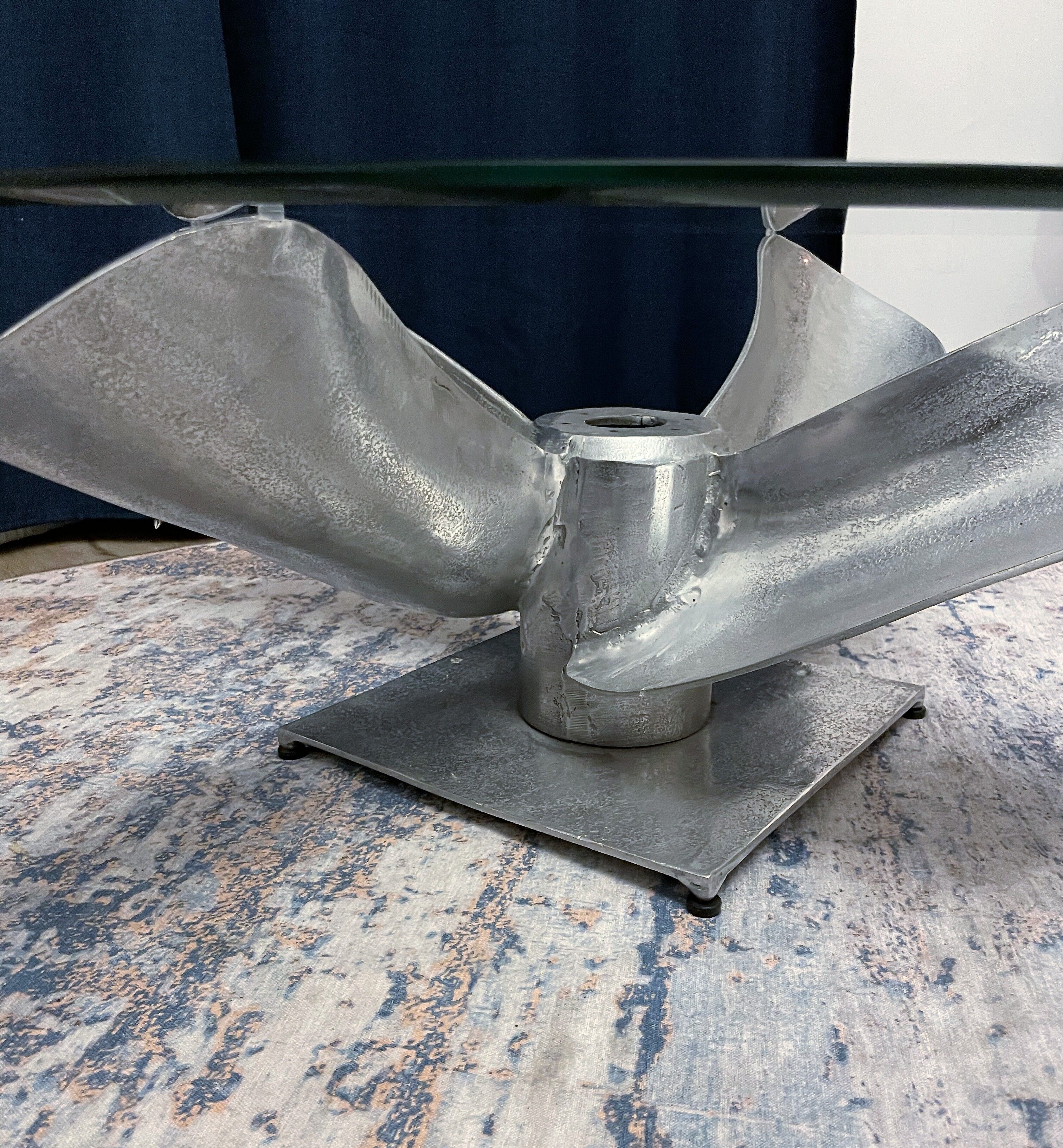 Round coffee table "Propeller"