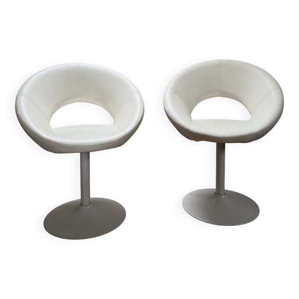 Paire de fauteuils pivotants vintage blancs de style tulipe.
