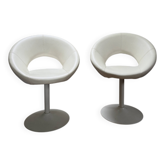 Pair of vintage white swivel armchairs in tulip style.