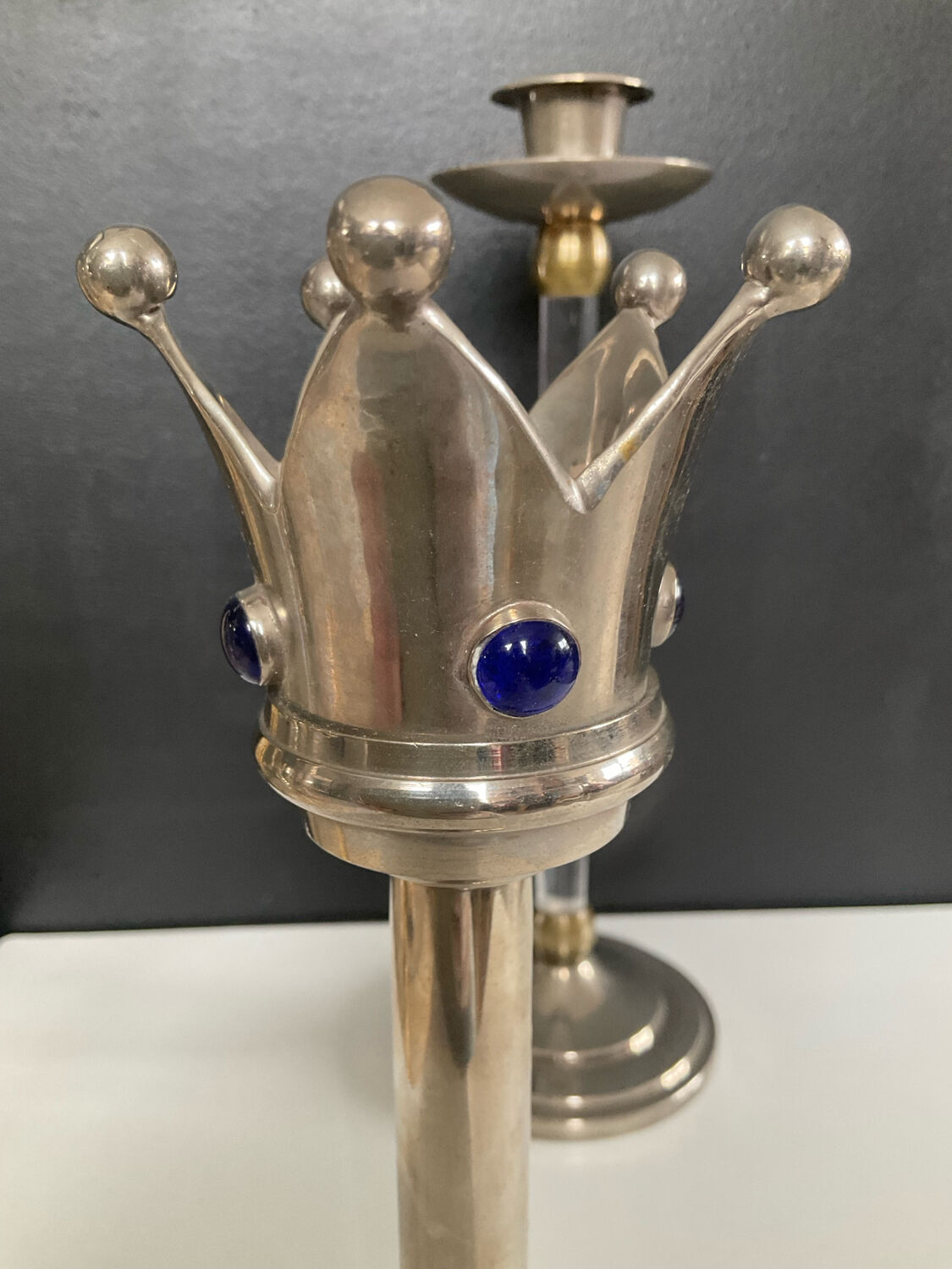 Duo de bougeoirs Art Déco en métal argenté et laiton