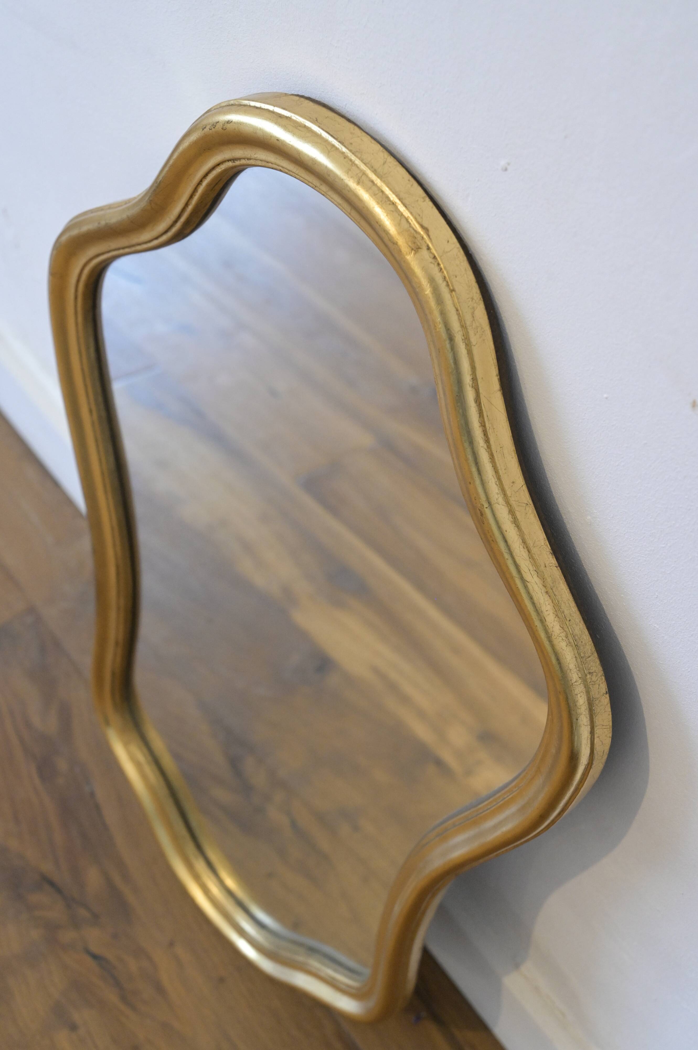 Golden mirror in wood and gold leaf