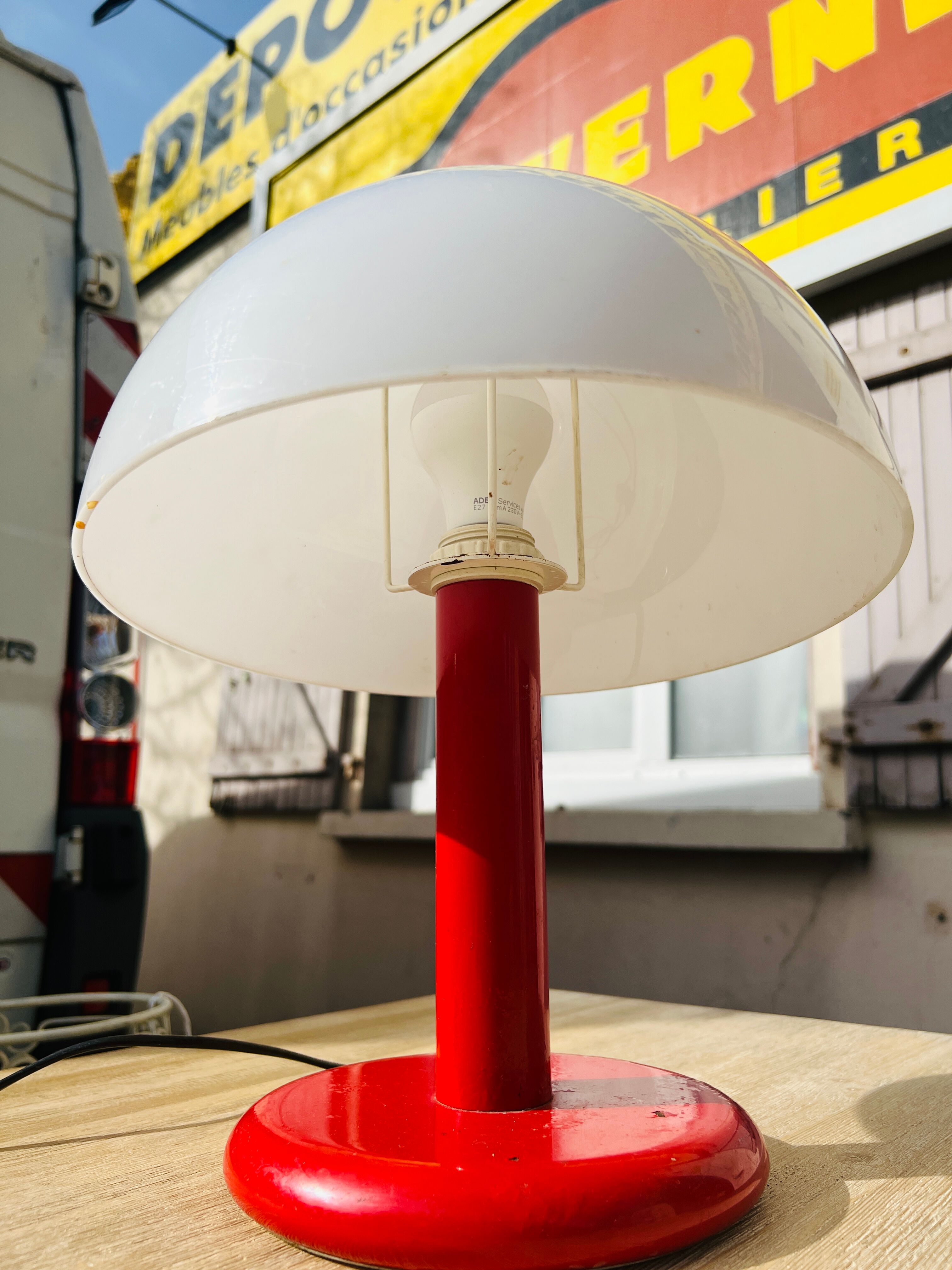 Lampe de bureau en métal laqué