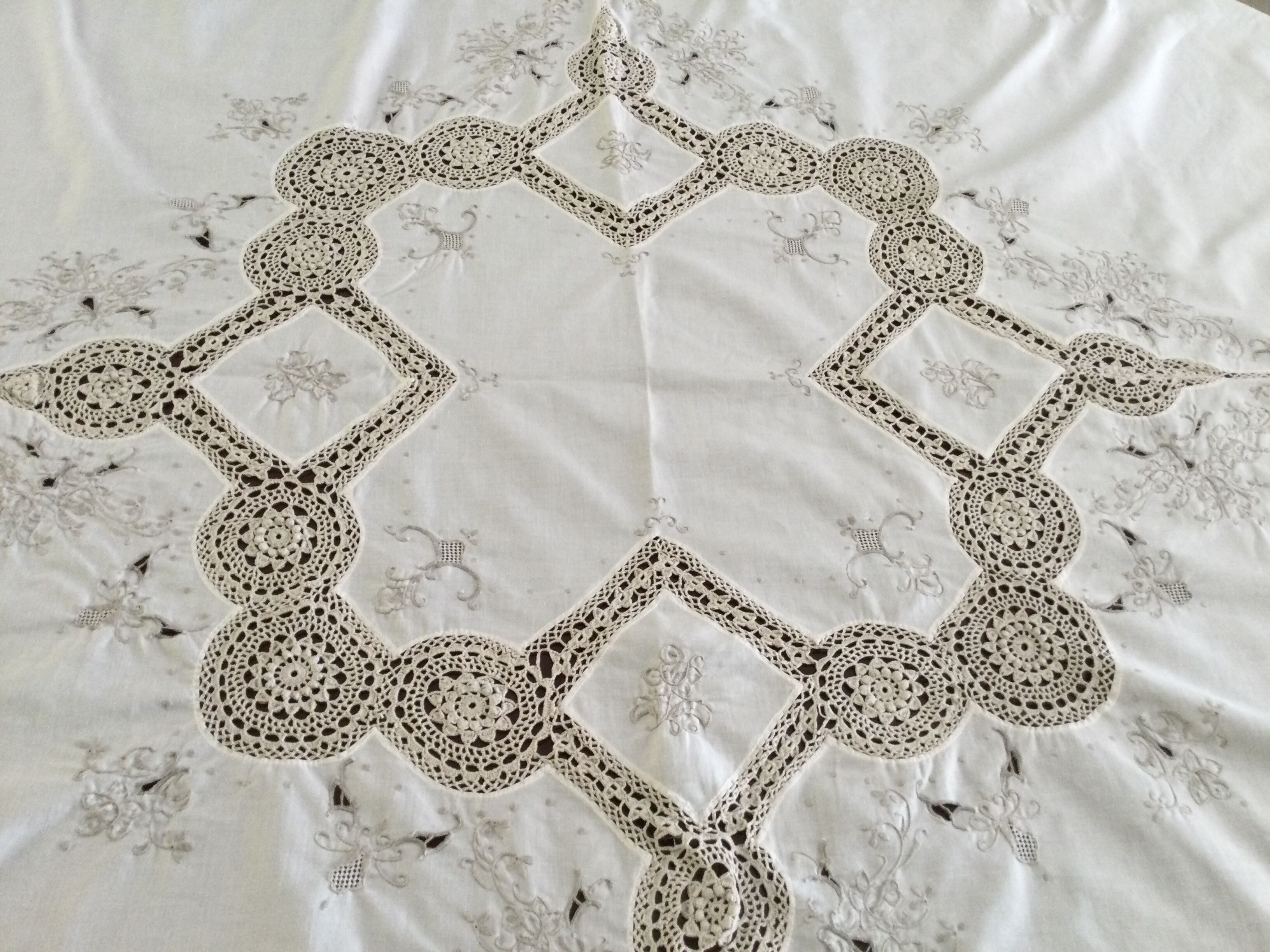 Vintage round cotton tablecloth and crocheted