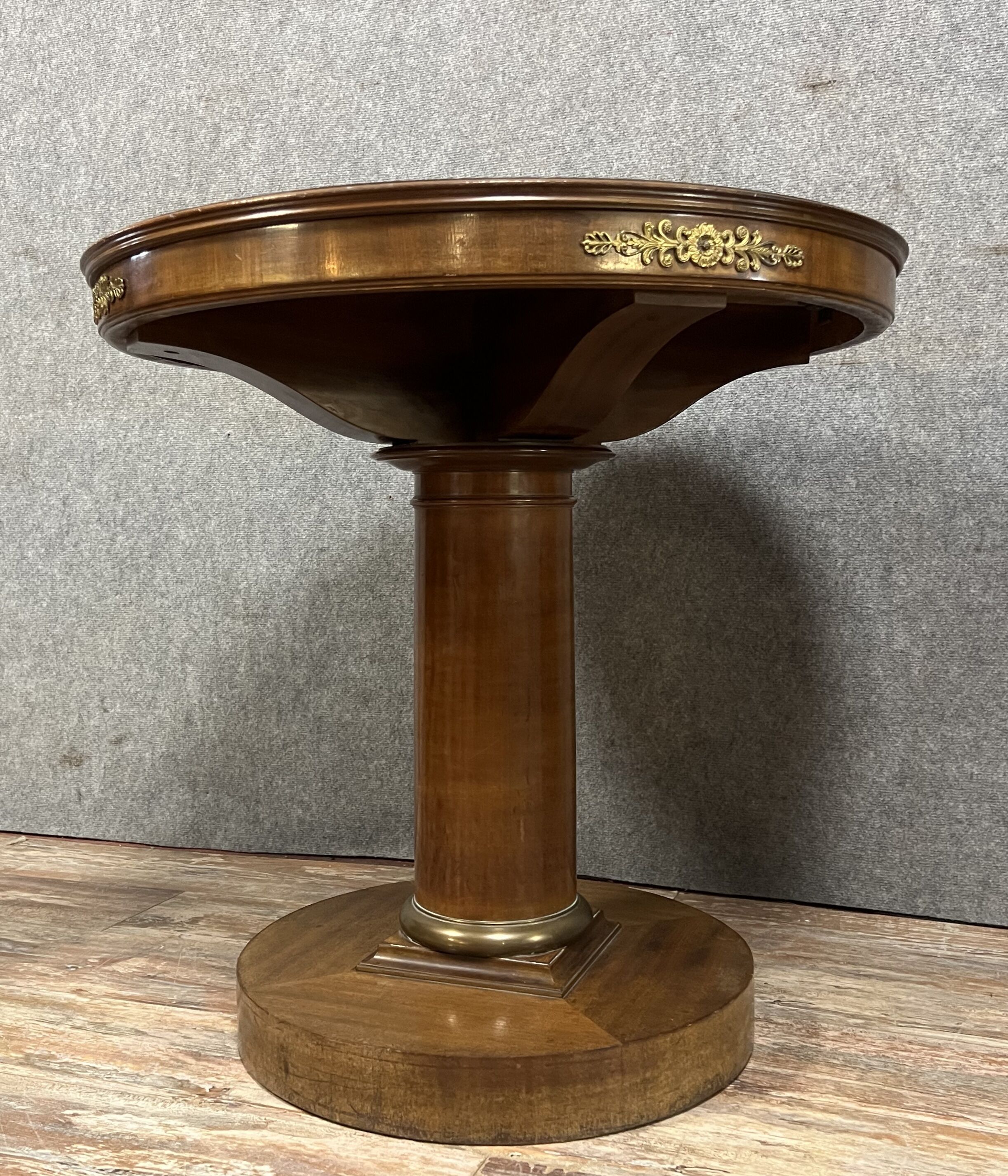 Art Deco pedestal table in mahogany and gilded bronzes around 1920