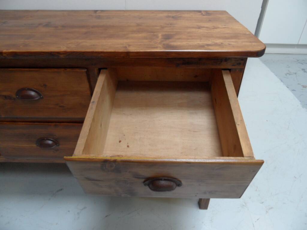 Vitrine vintage avec tiroirs