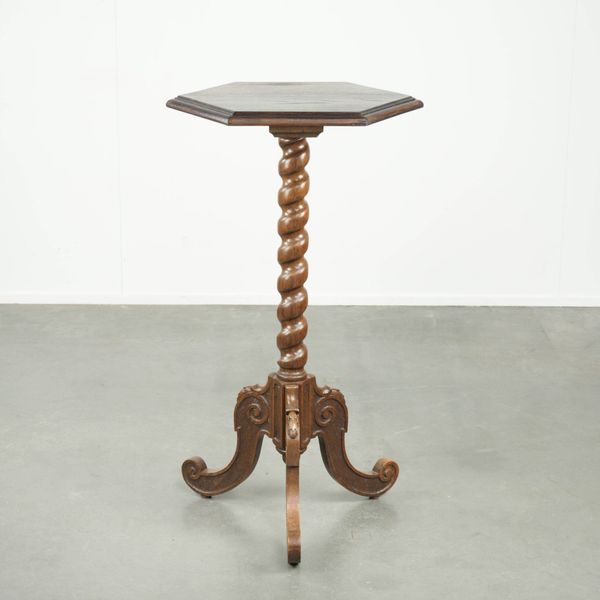 Table d'appoint/plant en chêne ancien, haute, avec sculpture sur bois et pied tourné.