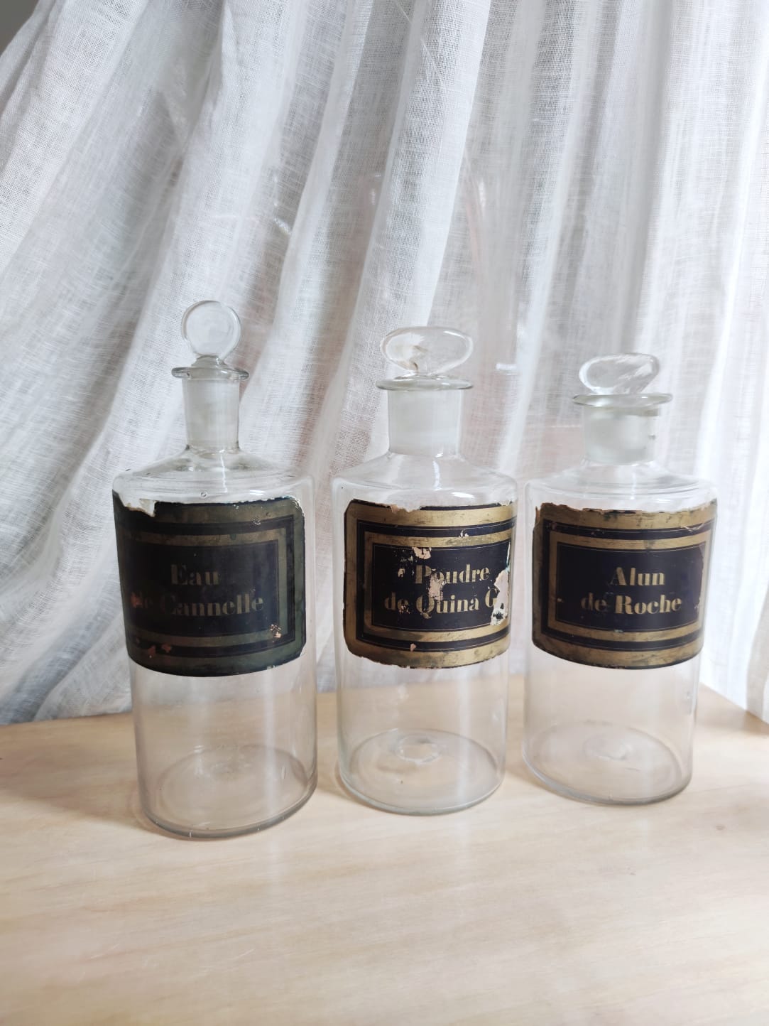 Trois grands flacons d'apothicaire, pharmacie