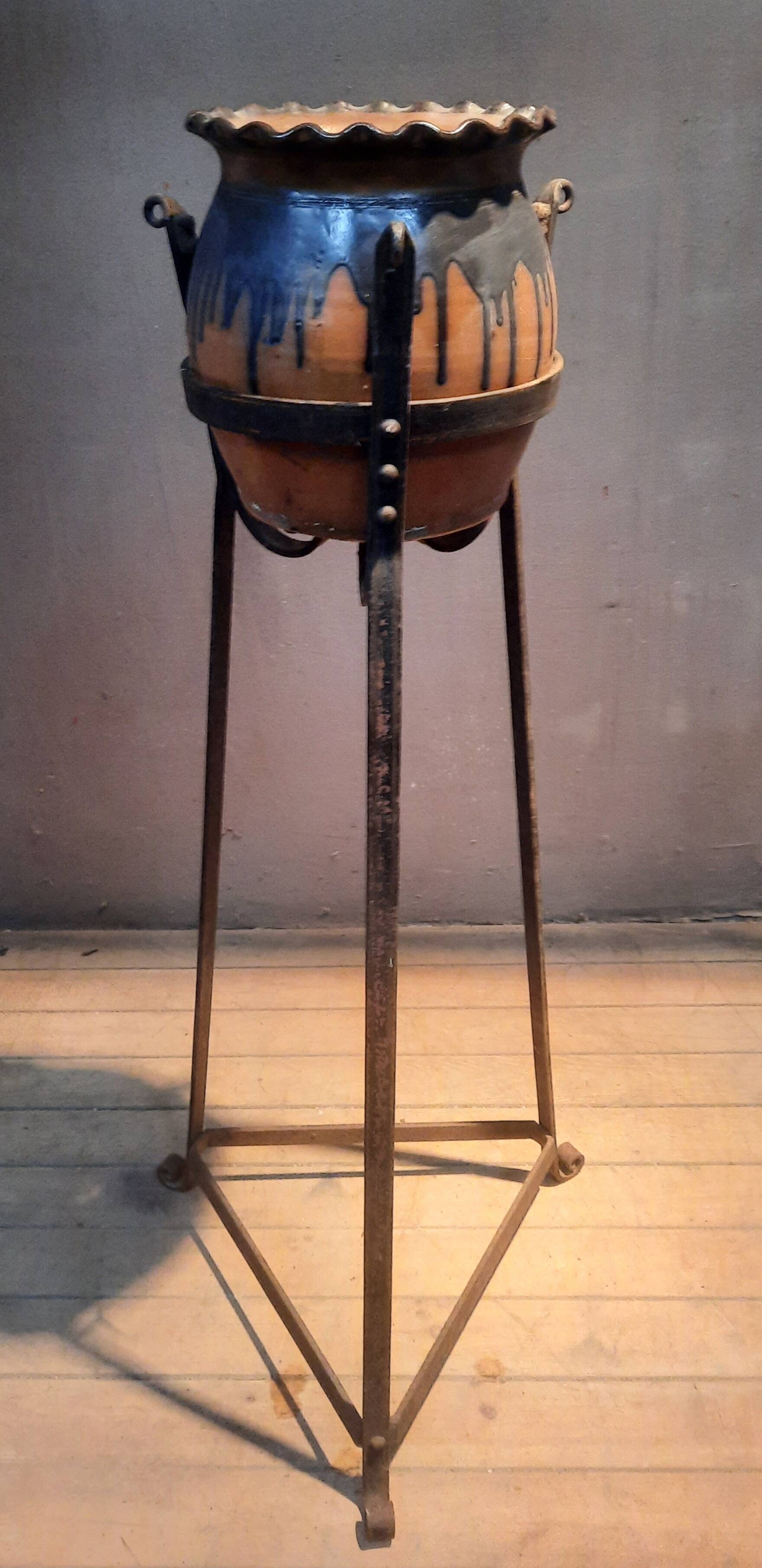 Metal pot holder structure