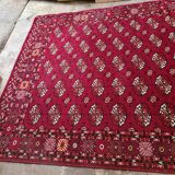 Tapis rouge à motifs