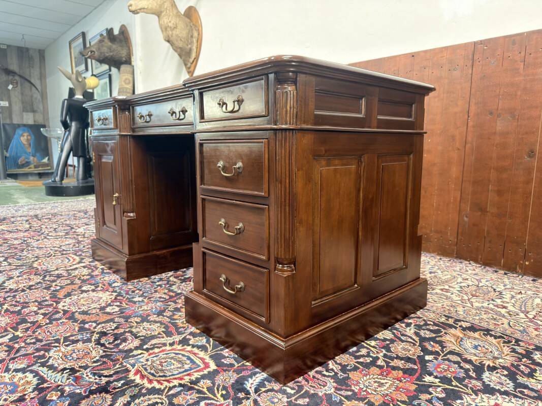 Bureau anglais classique avec incrustations vertes