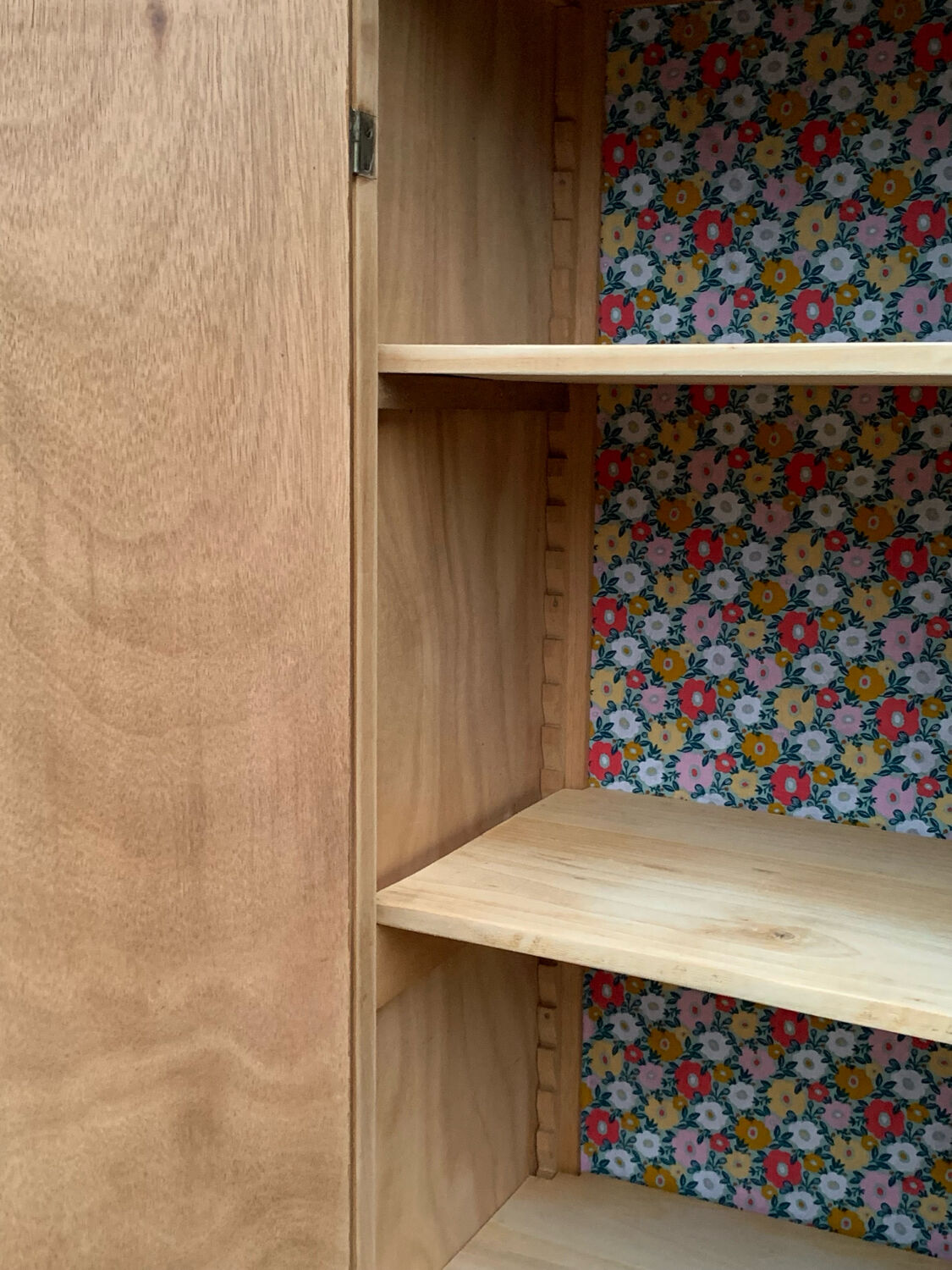 Armoire parisienne asymétrique bois brut 1950