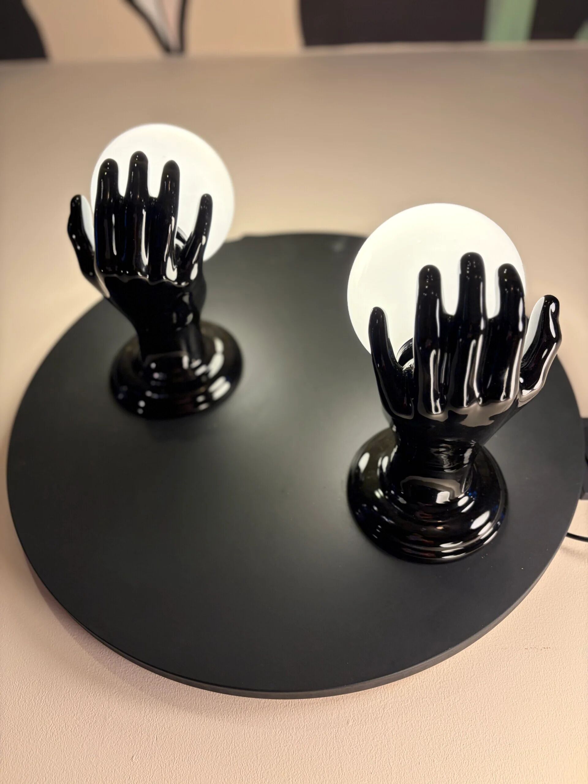 Ensemble de lampes murales en céramique noire, globes opalins, années 1980, Italie