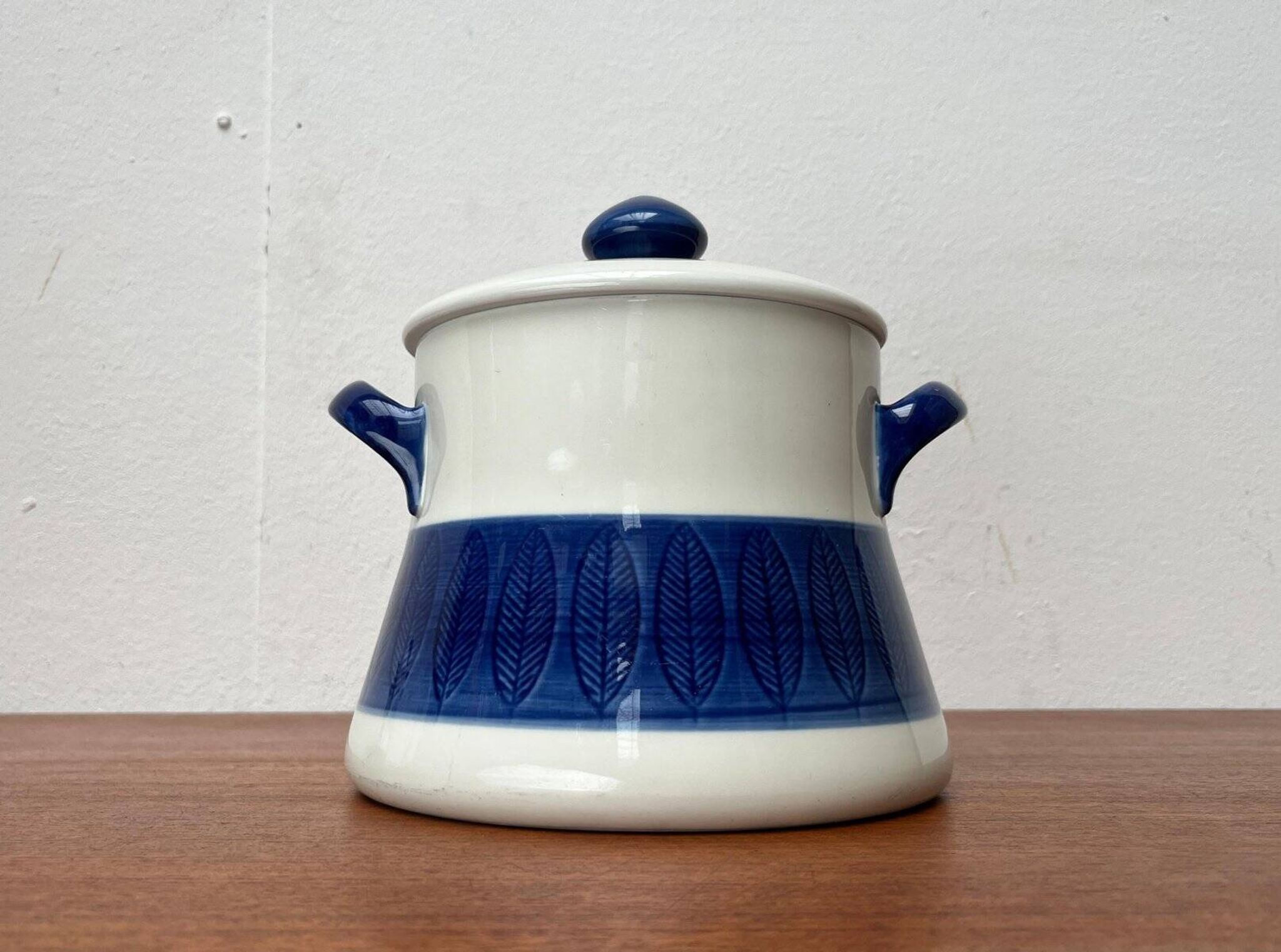 Grand terrine Swedish mid-century pot lid Koka Blue Bla by Hertha Bengtson for Rörstrand, 1950s