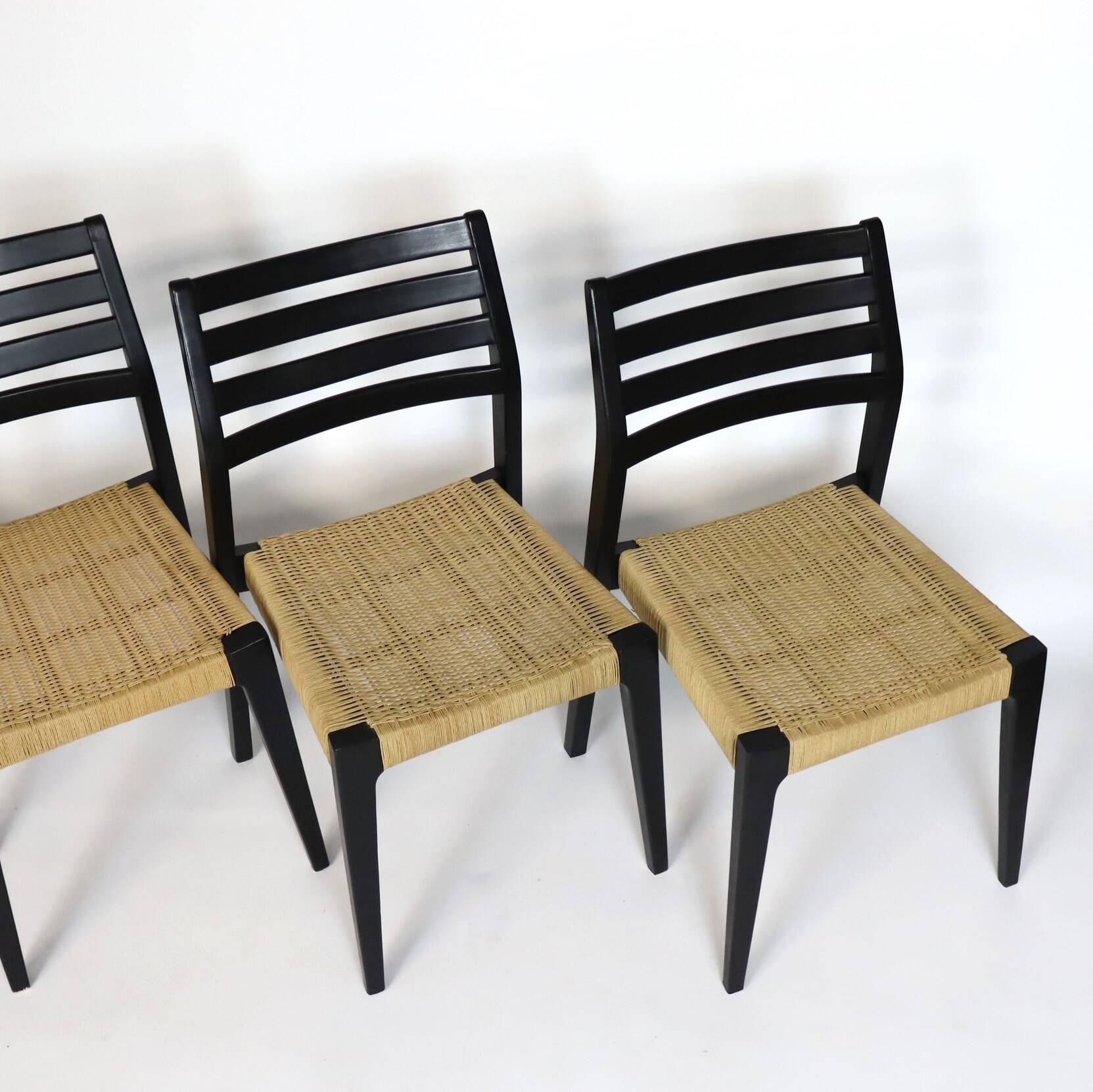Scandinavian chairs in wood and ropes
