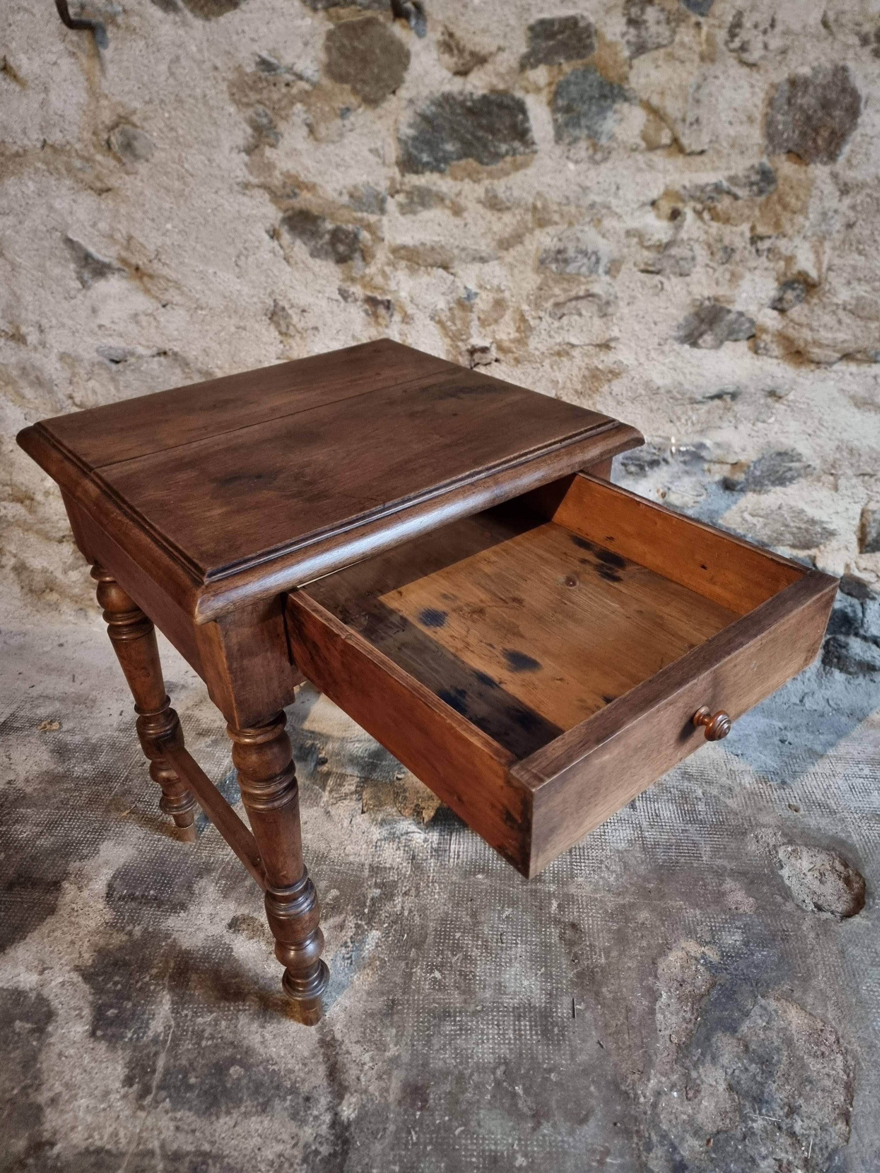 Antique French side table in walnut – 19th century, Louis Philippe style, solid walnut table with drawer (1870–1900)