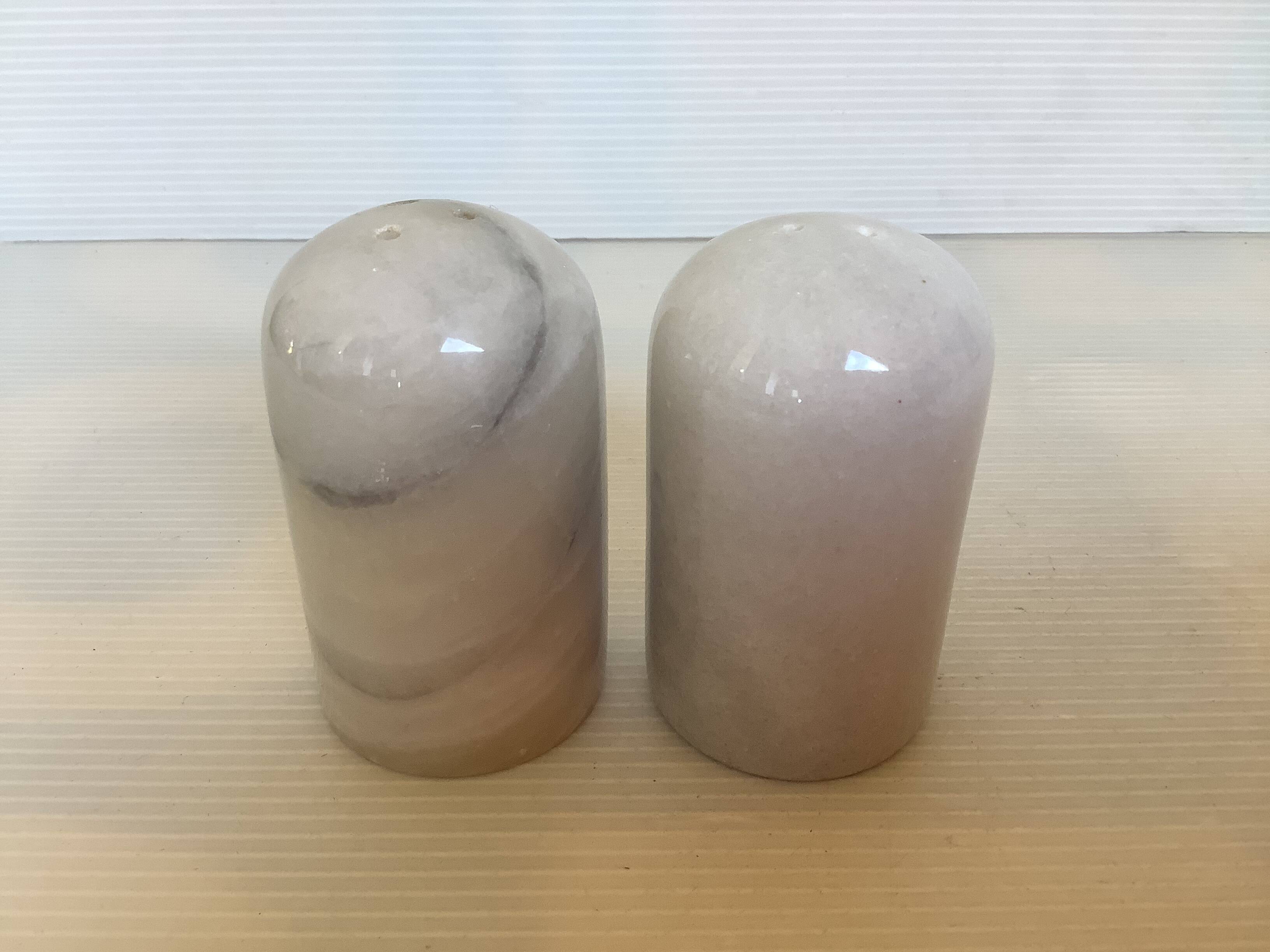 Salière et poivrier en marbre