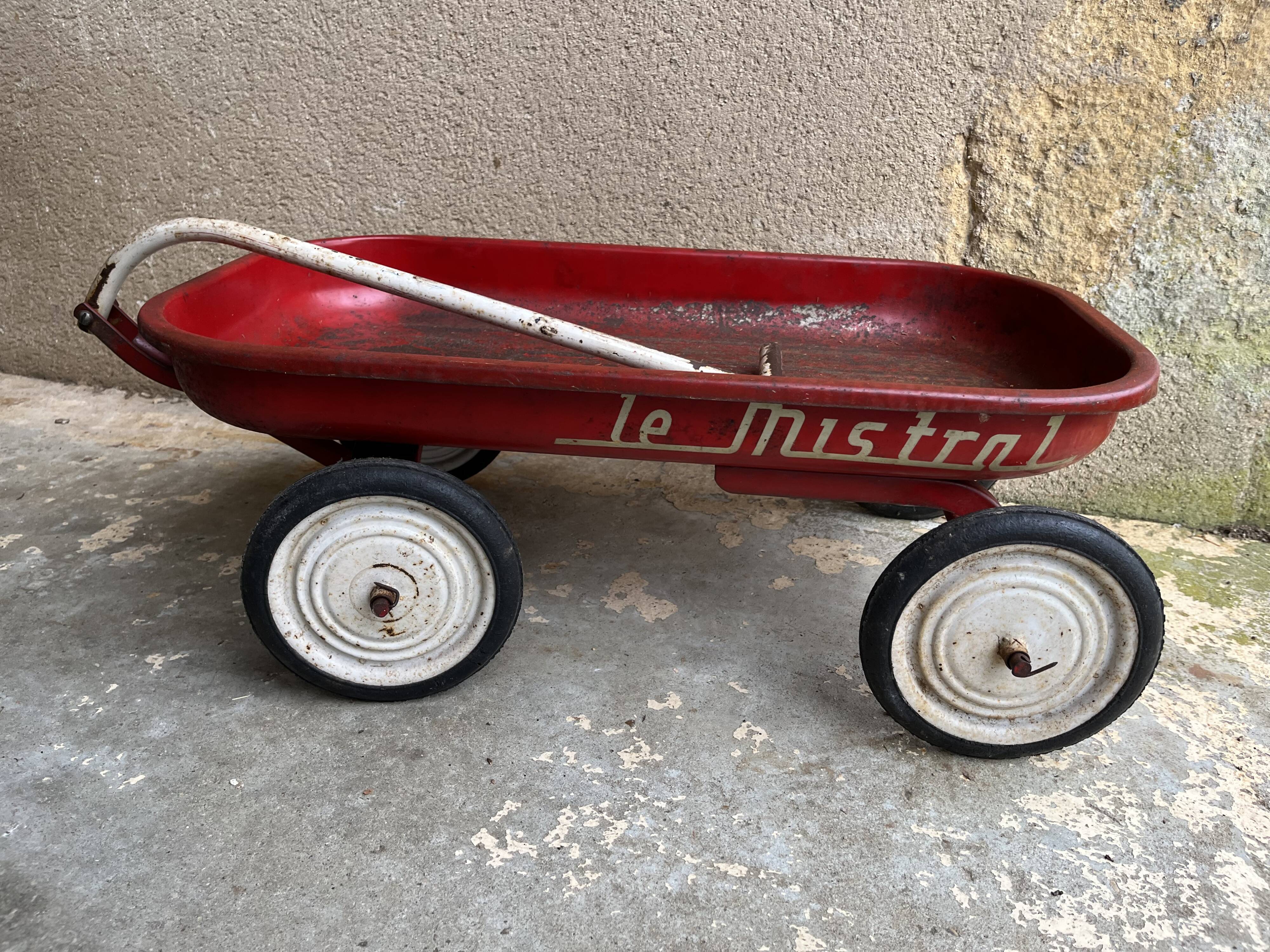 Old child's pull-out cart "the mistral"