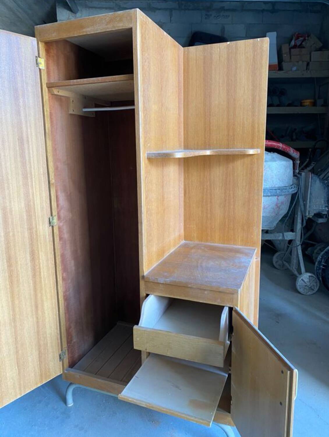 Vintage 50s design boarding school wardrobe