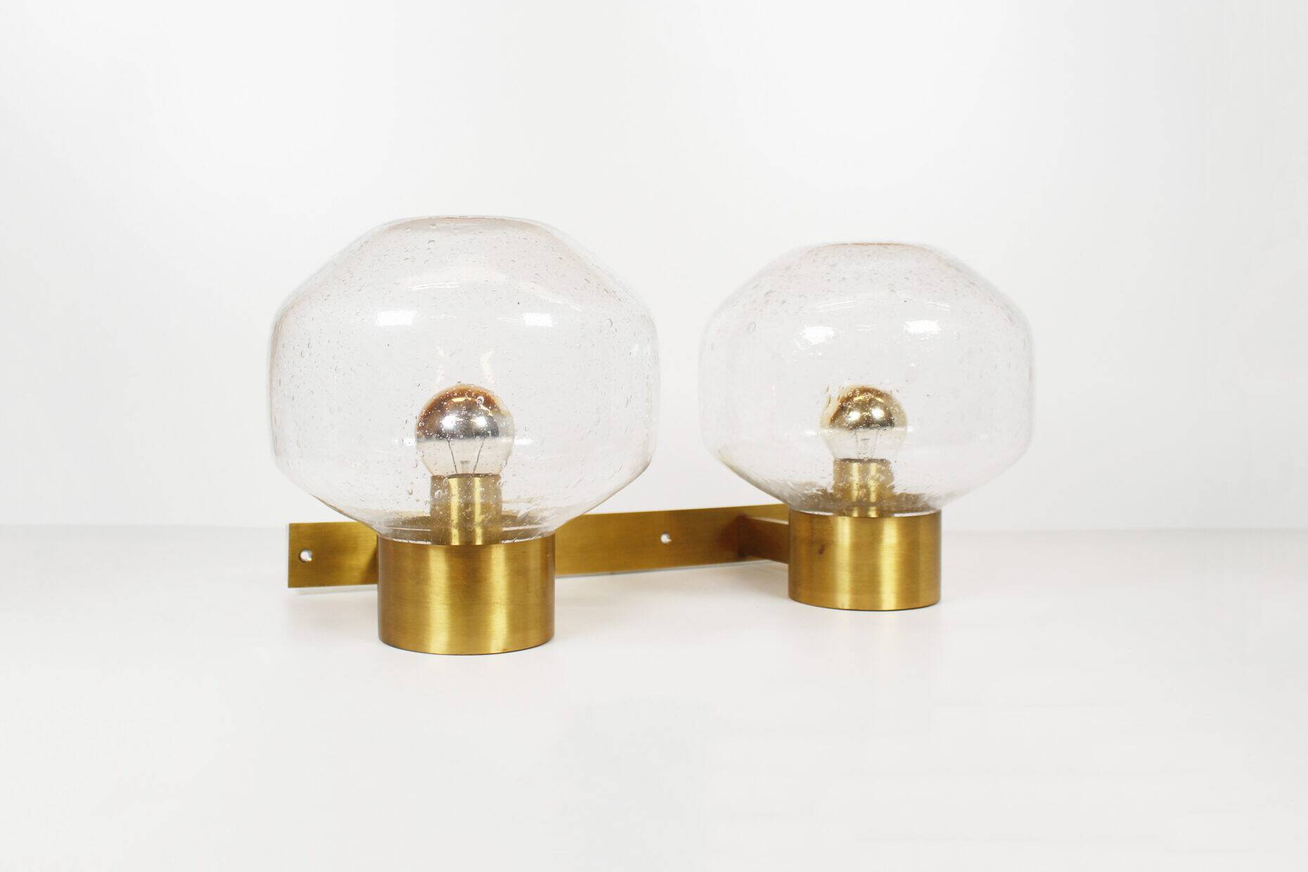 Appliquz mural en laiton vintage et en verre soufflé à la bouche.