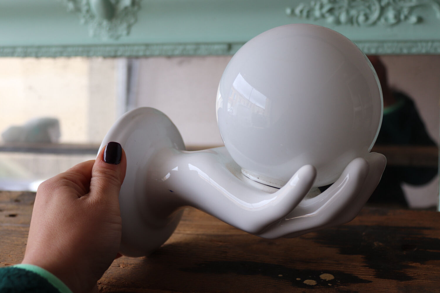 Antique wall light in ceramic – hand & globe