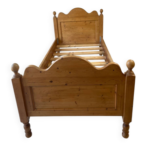 Lit une personne en pin