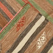 Tapis Kilim Vintage – Rayures Naturelles aux Tons Terreux, 136x195 Cm
