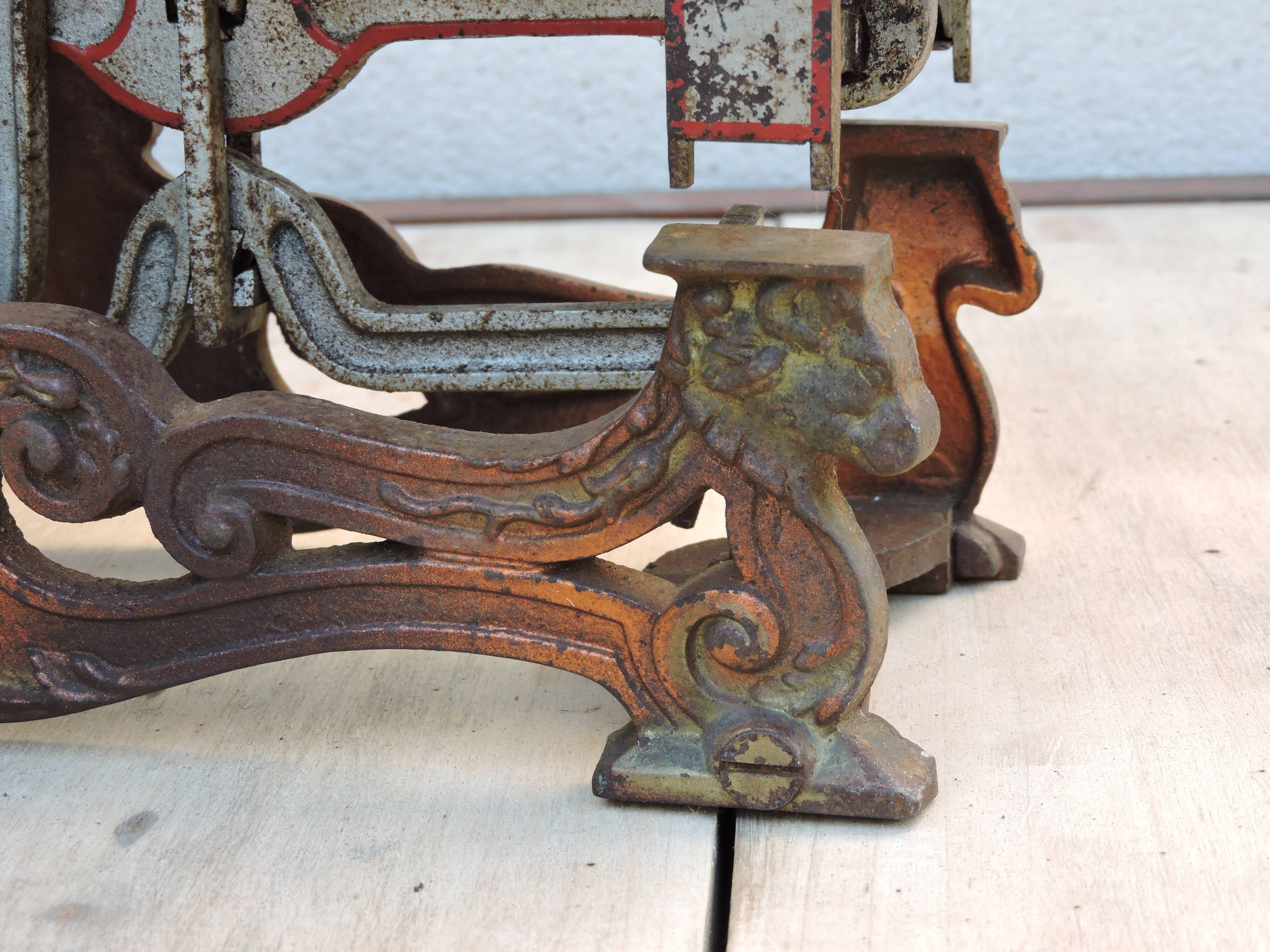 Skeleton beak balance the parisian Testut ancient maraicher epicier