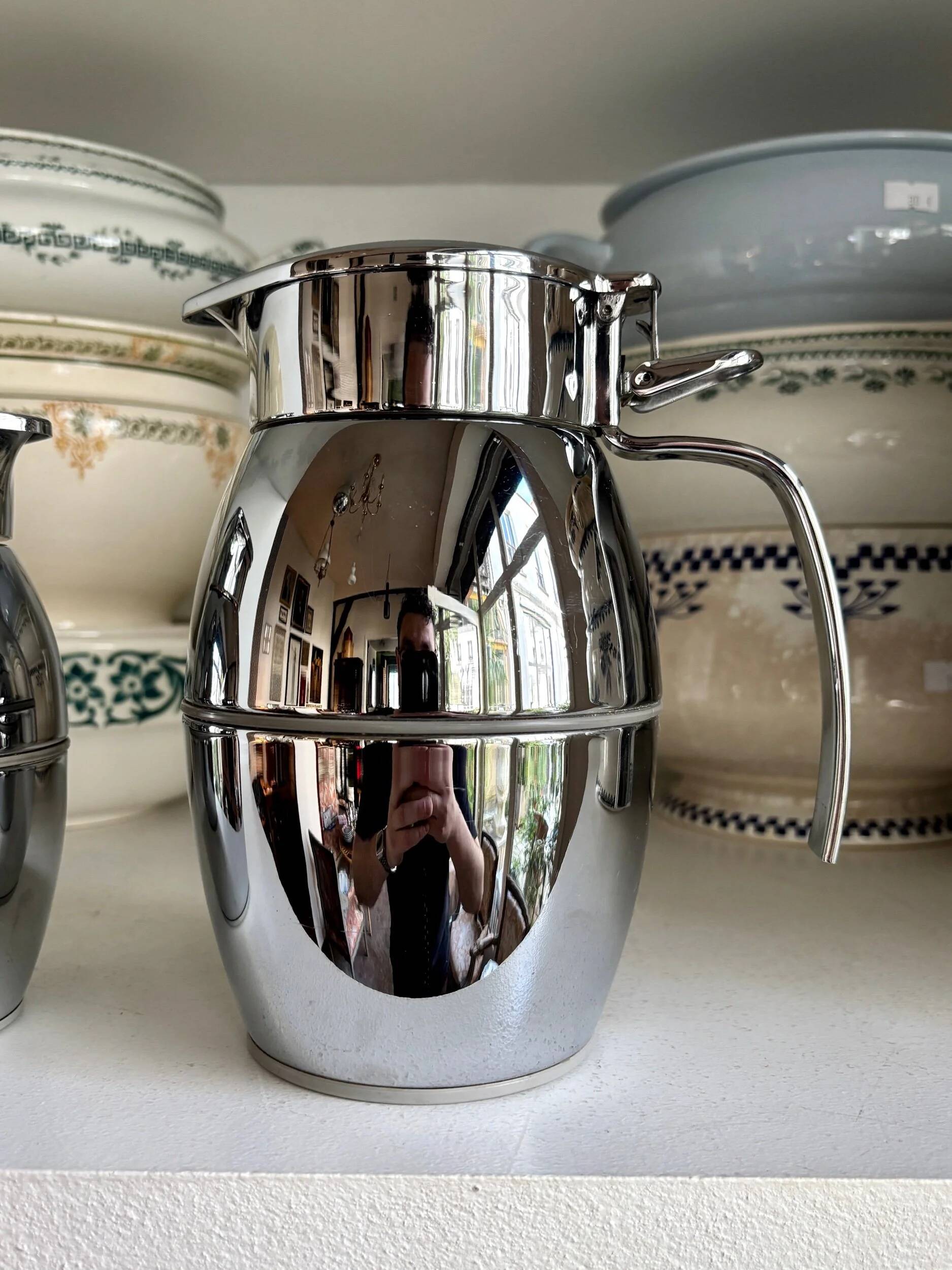 2 Hermès insulated jugs in chrome metal and covered leather.