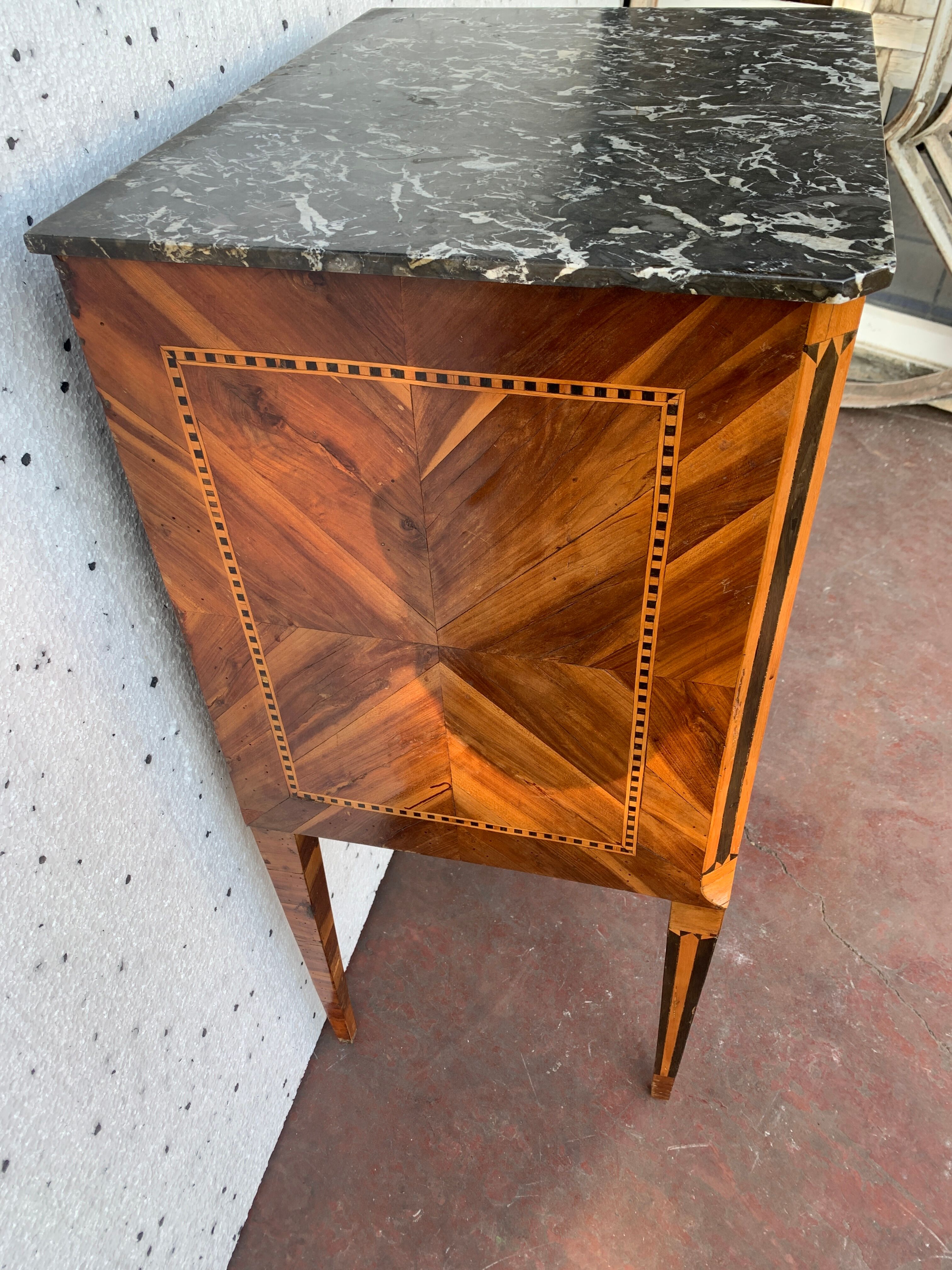 Small chest of drawers of Louis XVI style in veneer wood