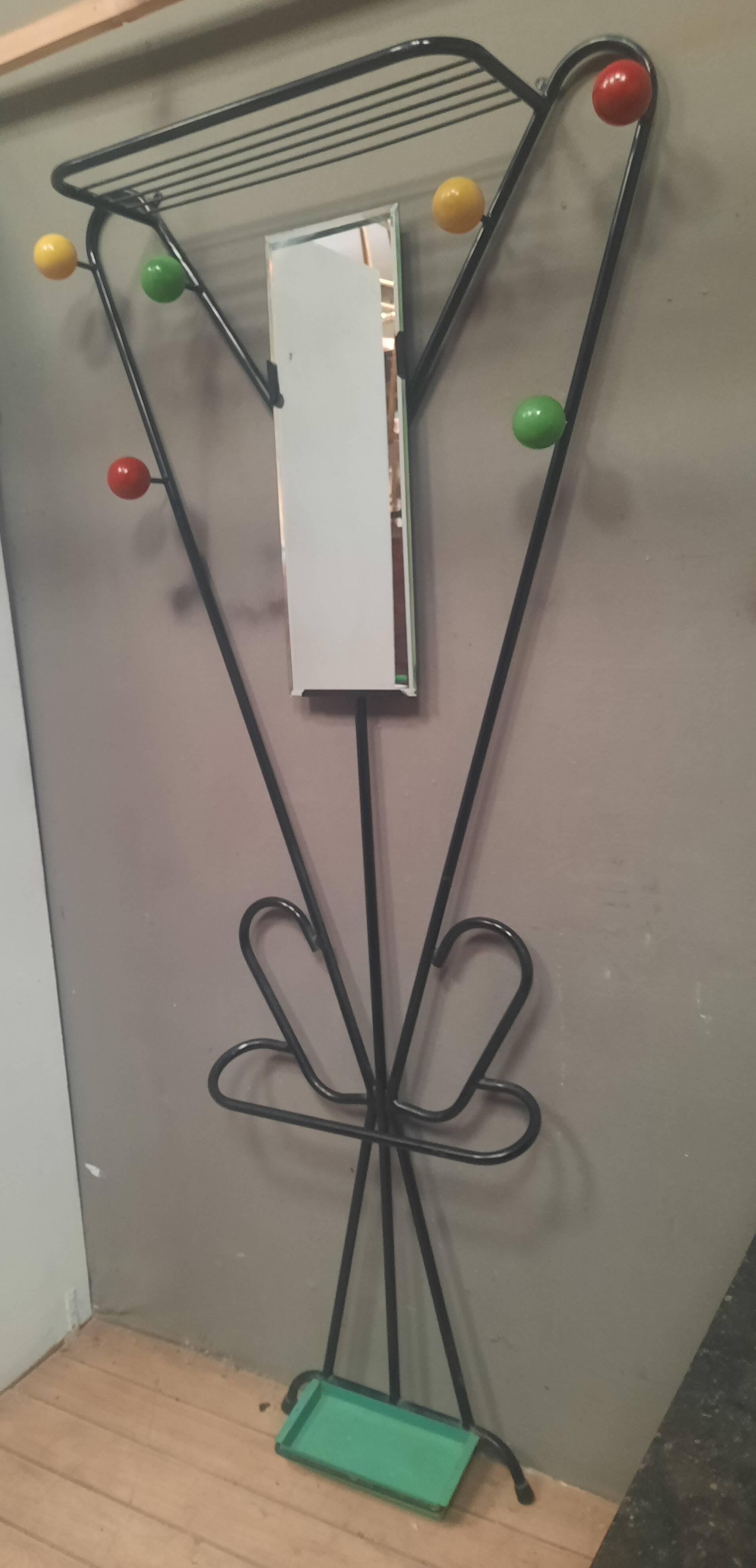 Porte manteau mural sur pied à boules de couleur