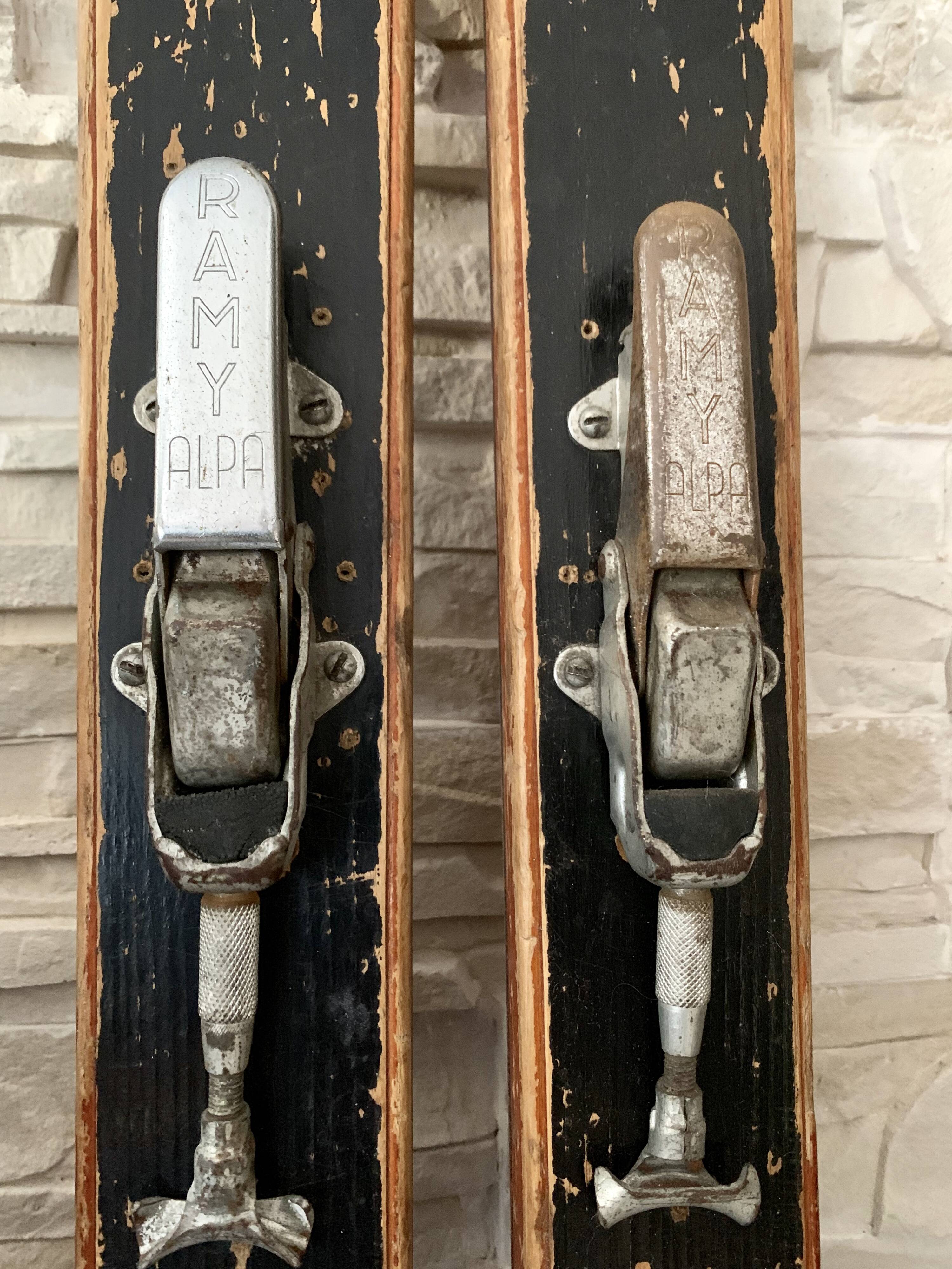 Paire de ski vintage en bois