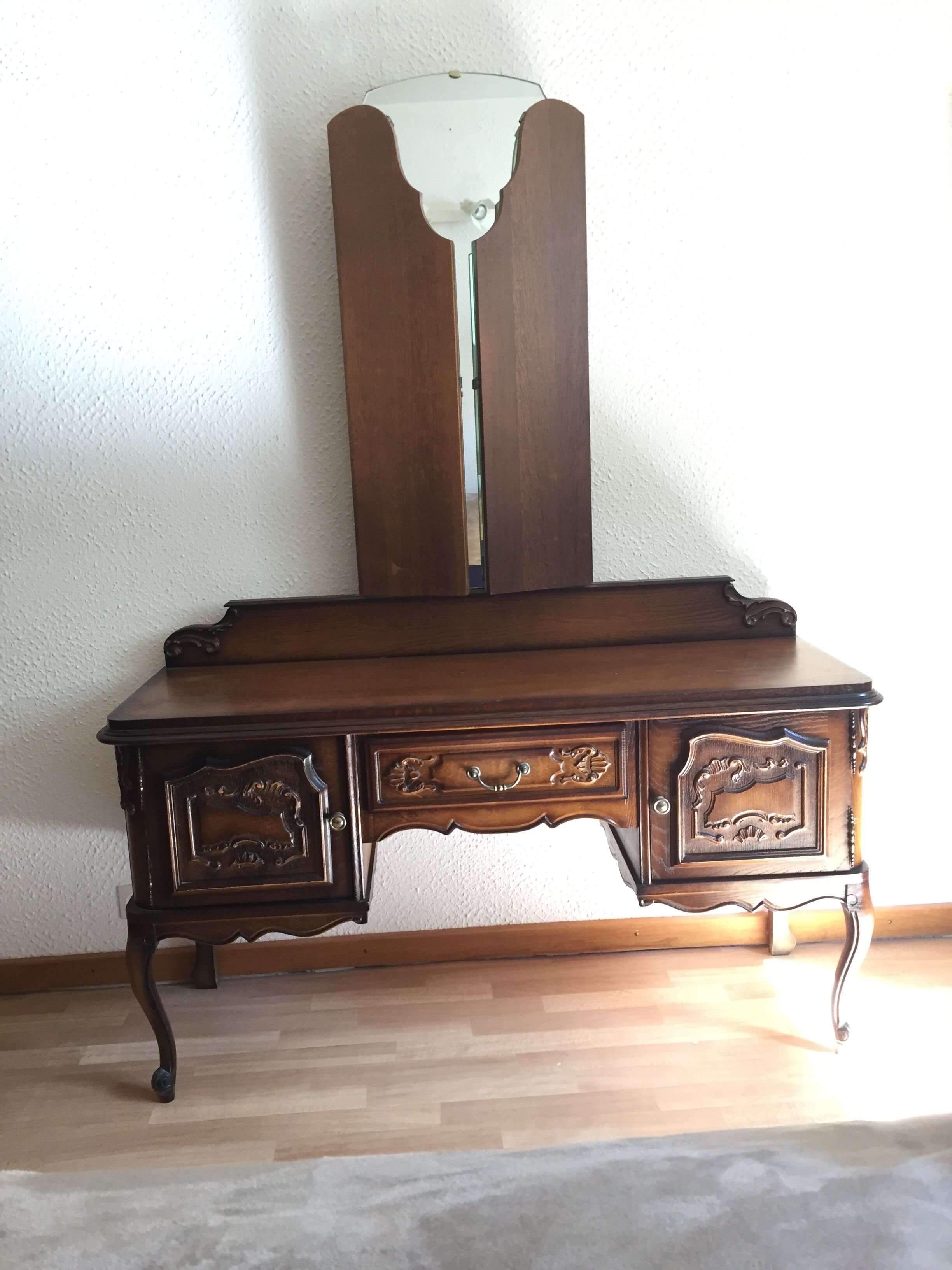 Hairdresser with triptych mirror