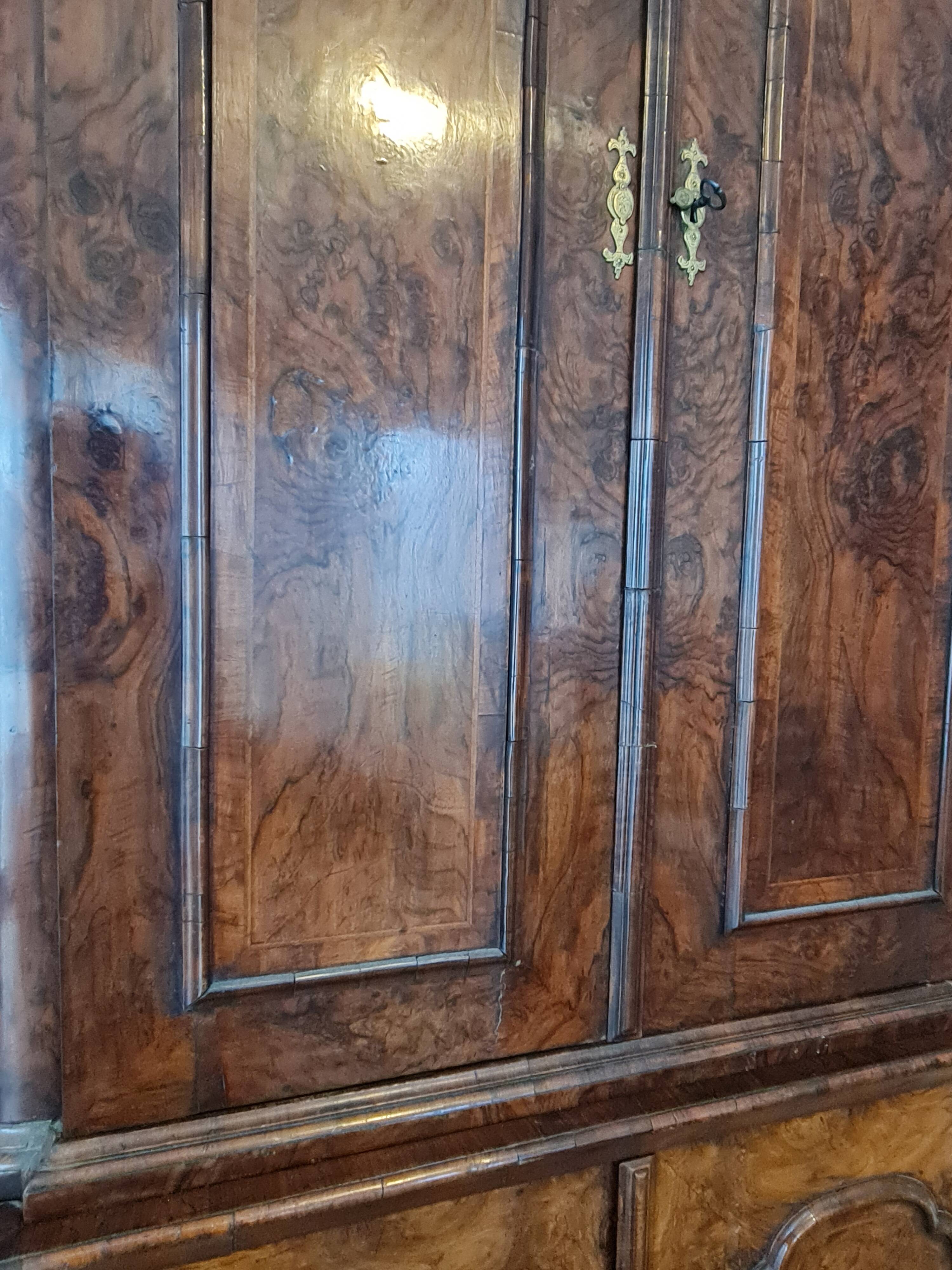 Antique Dutch corner cabinet in burl – two-body cabinet from the 19th century