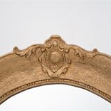 Miroir ovale antique dans un cadre doré