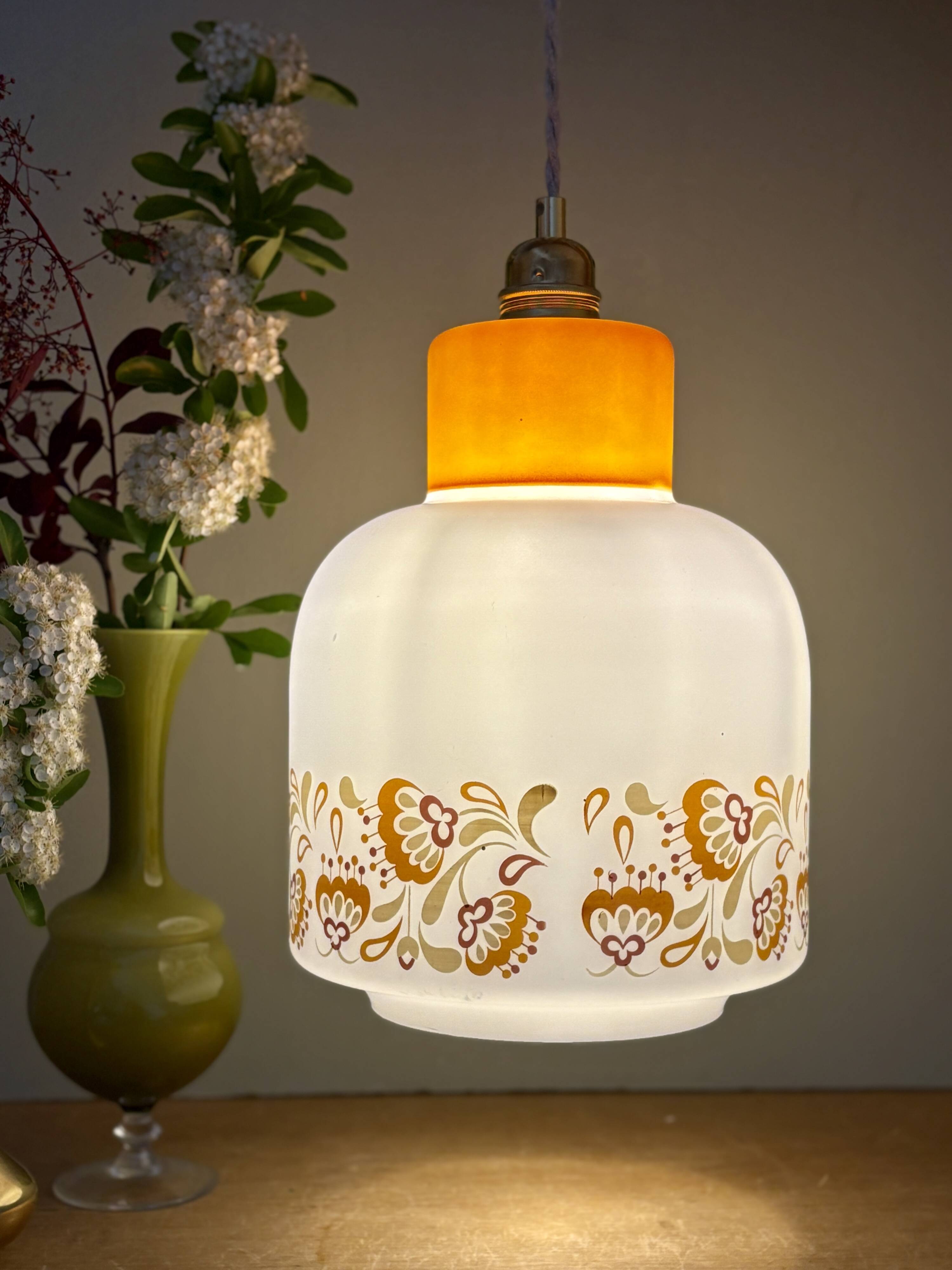Suspension globe vintage années 70 en opaline
