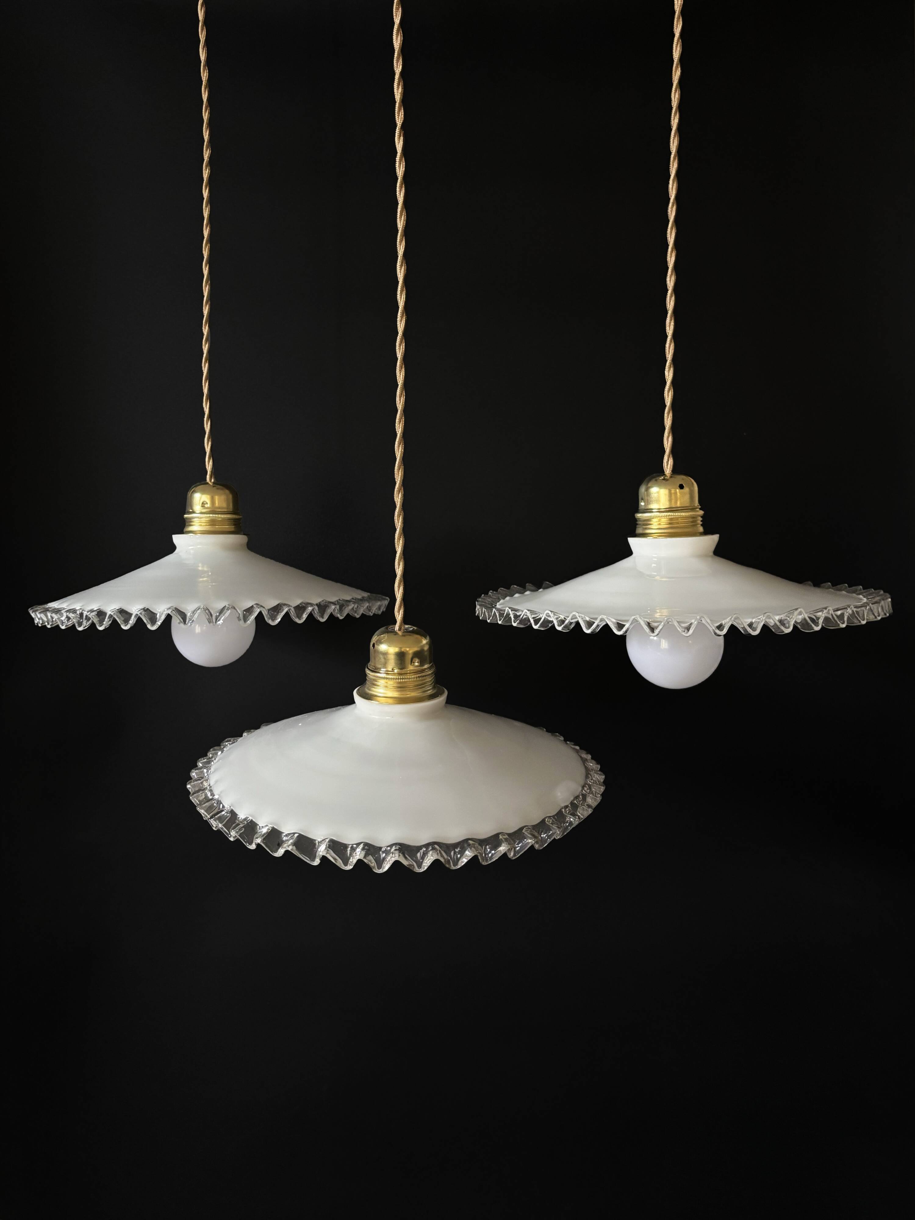 Lot de 3 suspensions vintage en opaline blanche festonnée, France