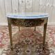 Table basse ovale de style Louis XVIen laiton et marbre