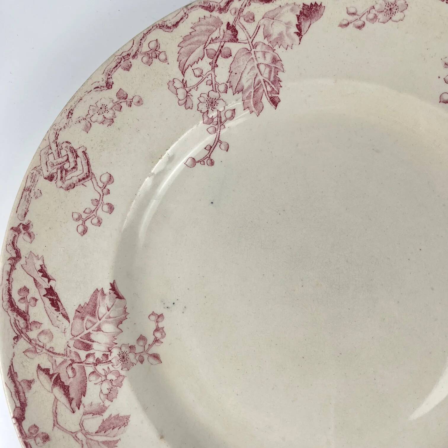 Round plate KG Lunéville "Fontainebleau", pink, late 19th century, ironstone