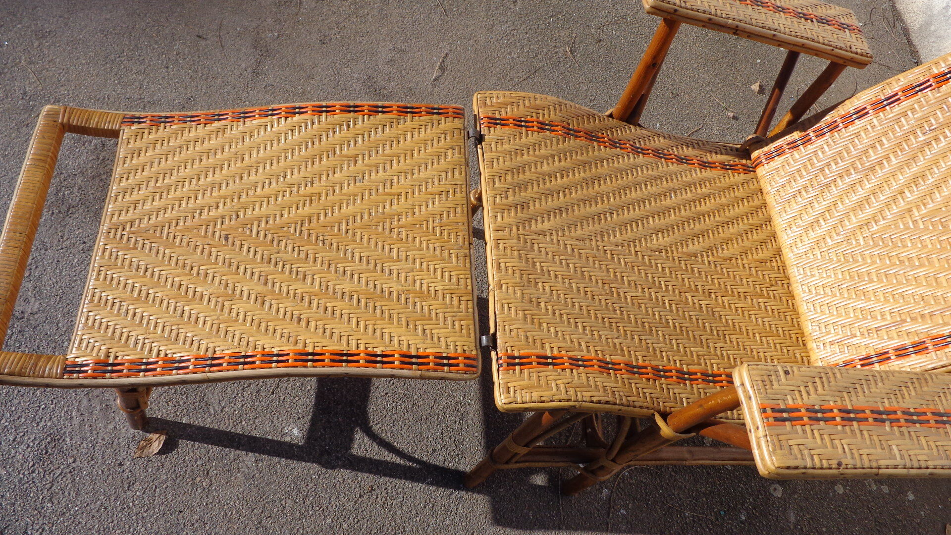 Rattan chaise longue