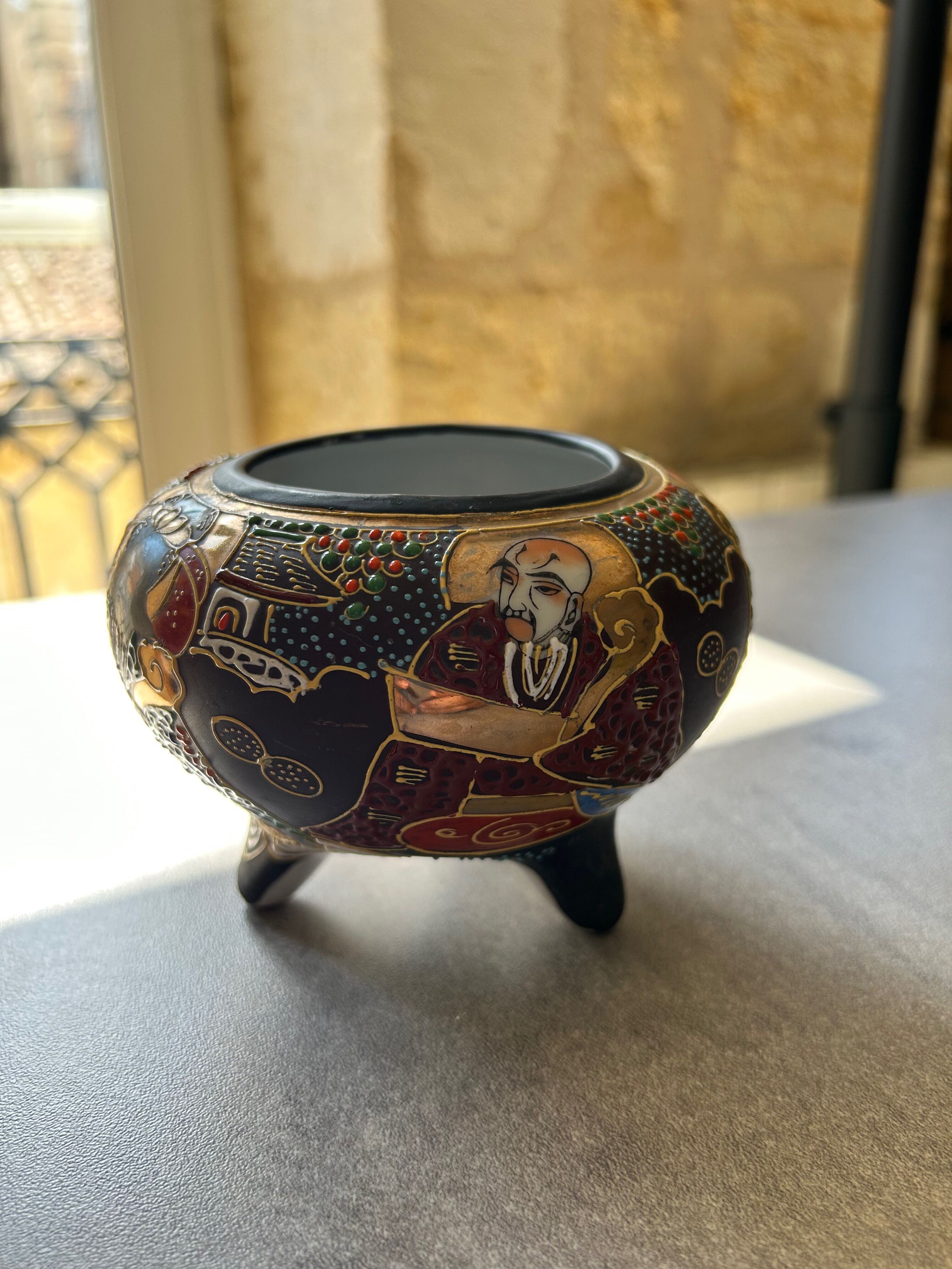 Empty pocket, burns Japanese incense Satsuma