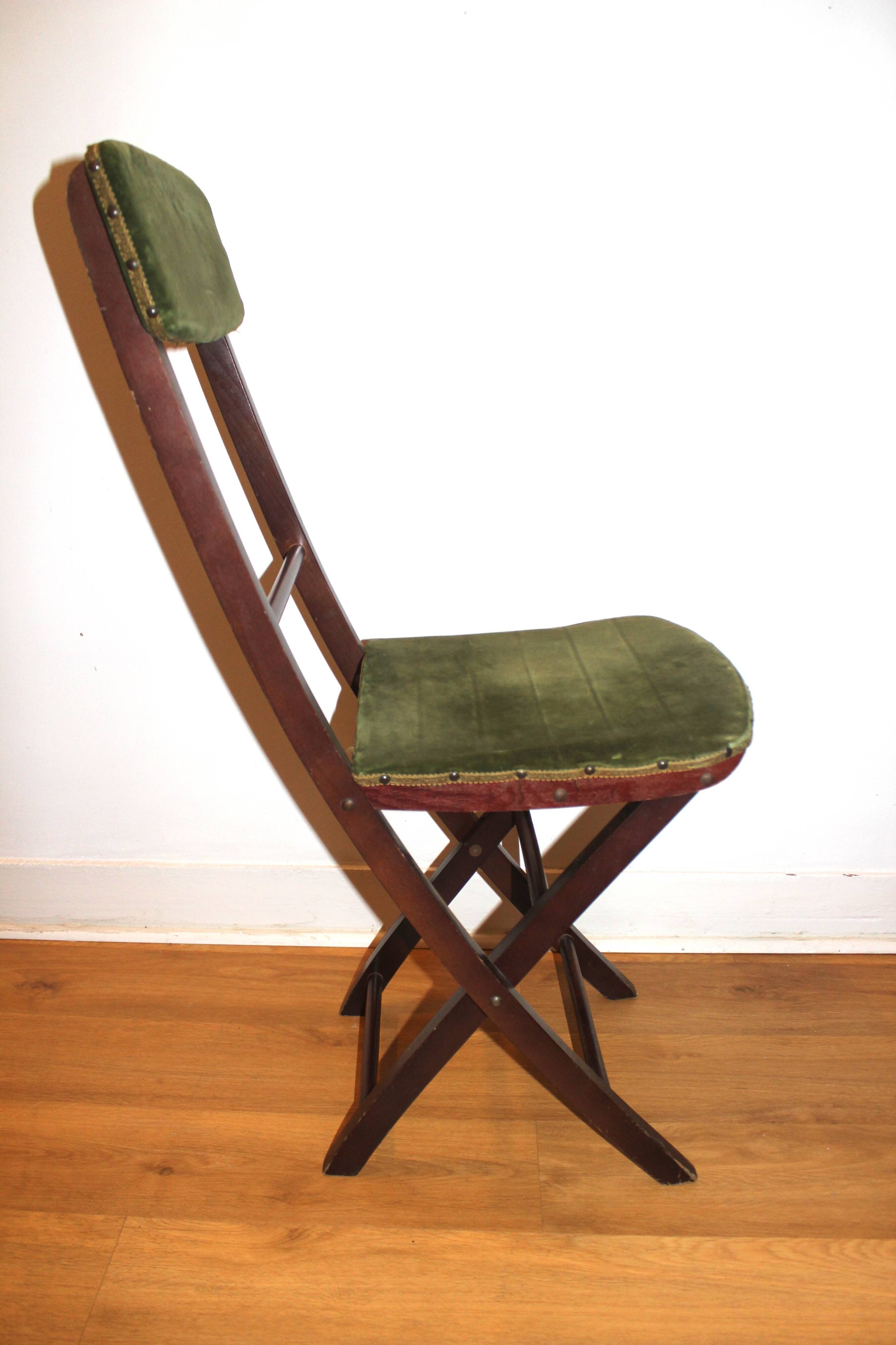 Set of 2 vintage folding chairs
