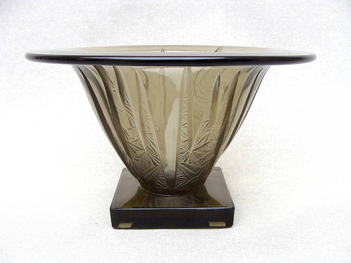 Coupe Art Déco en verre fumé à motifs géométriques