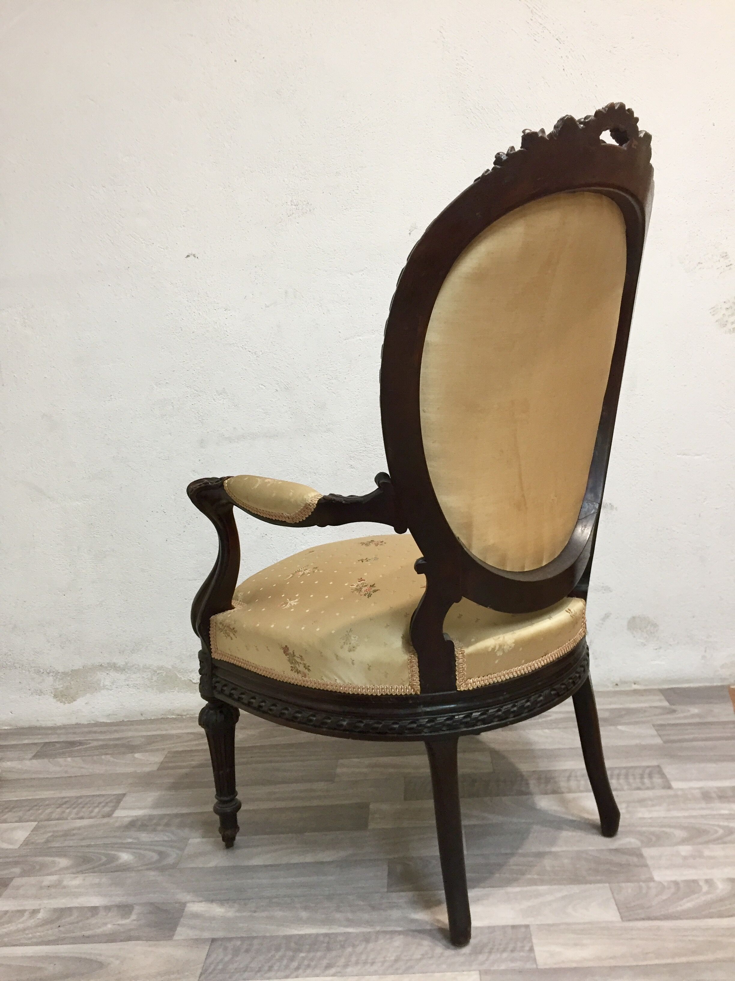 Fauteuil médaillon style Louis XV 19ème