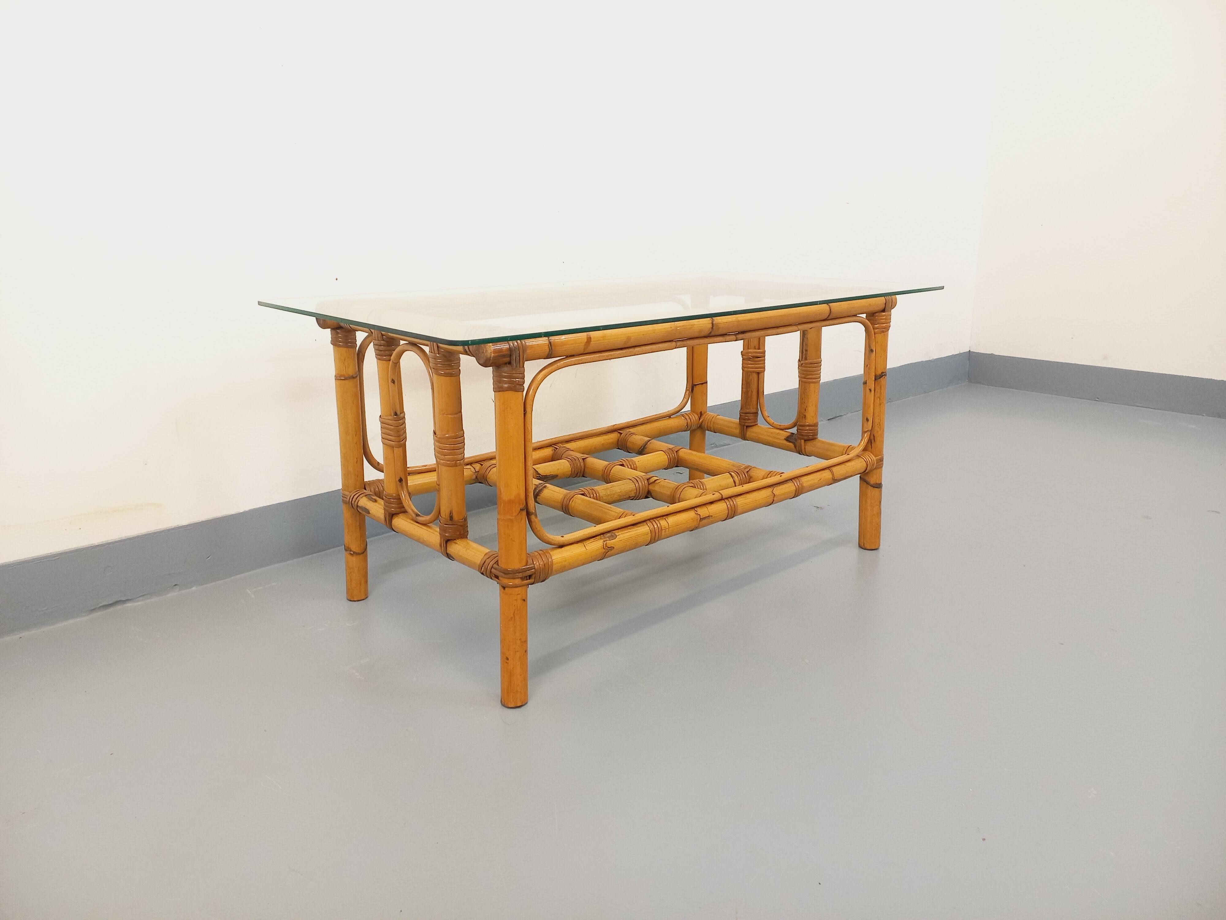 Table basse en verre transparent et rotin, années 70