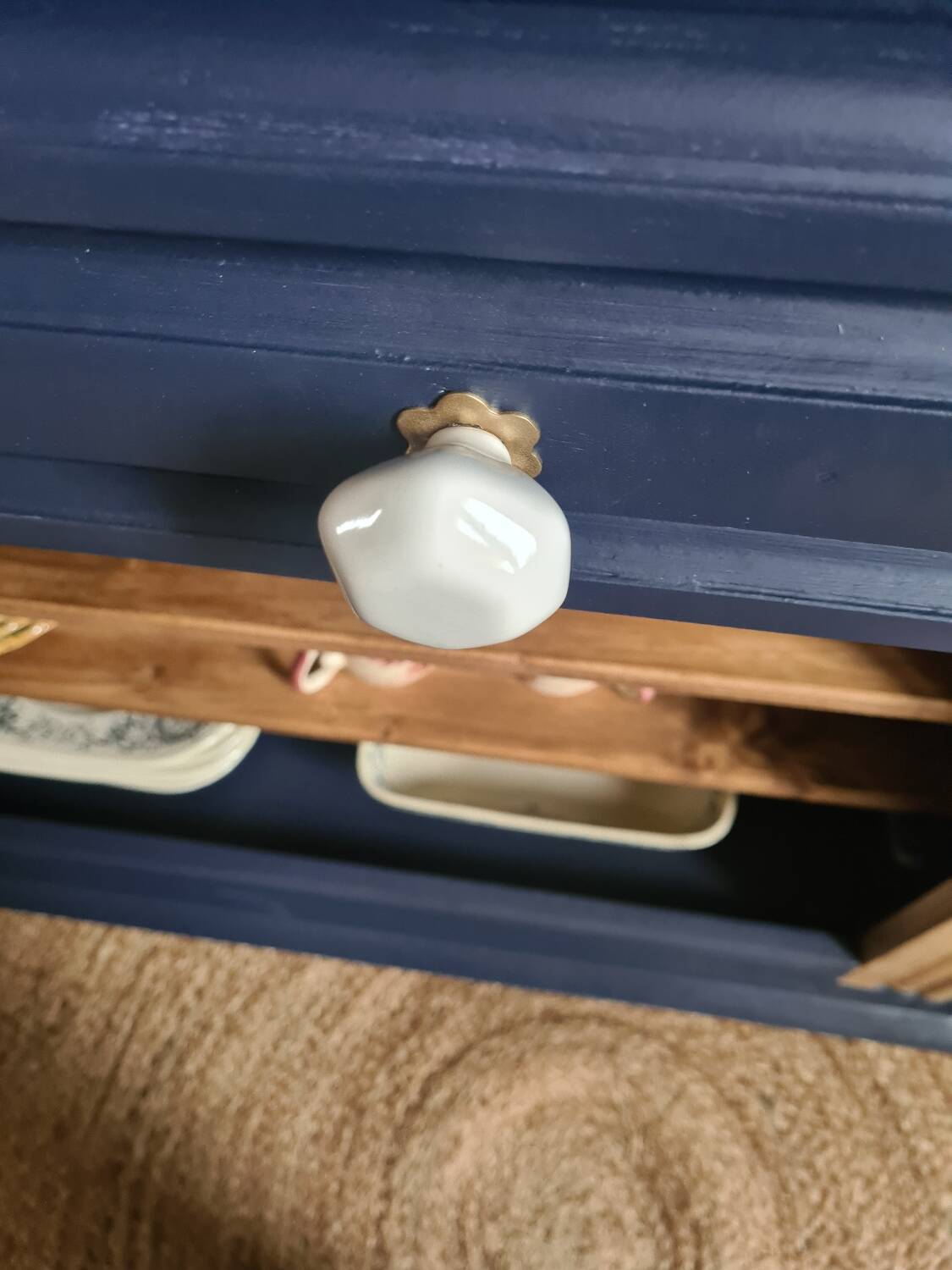 Buffet ouvert bleu de Sèvres et bois