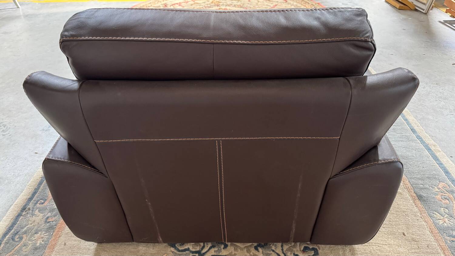 Fauteuil moderne en cuir marron