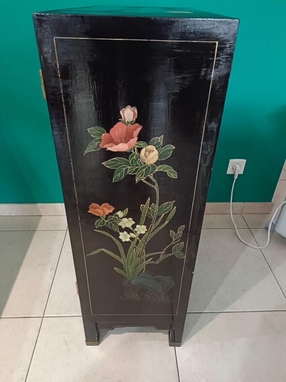 Chinese sideboard lacquered and hand painted