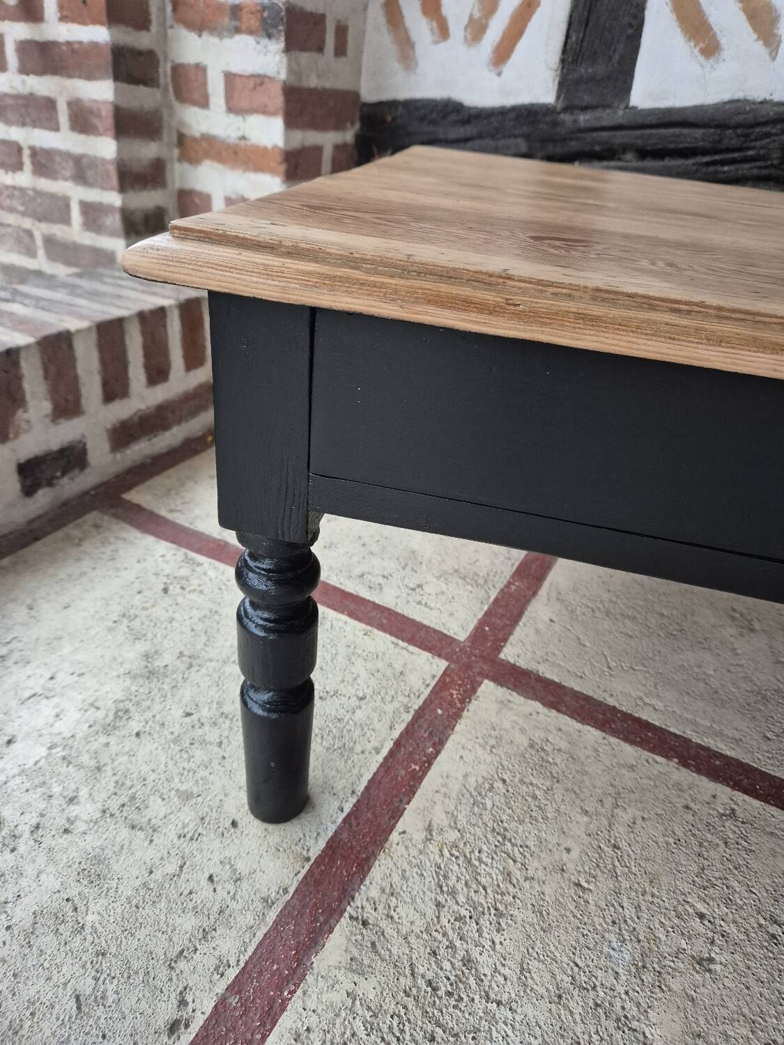 Table de salon ancienne bois brut noire