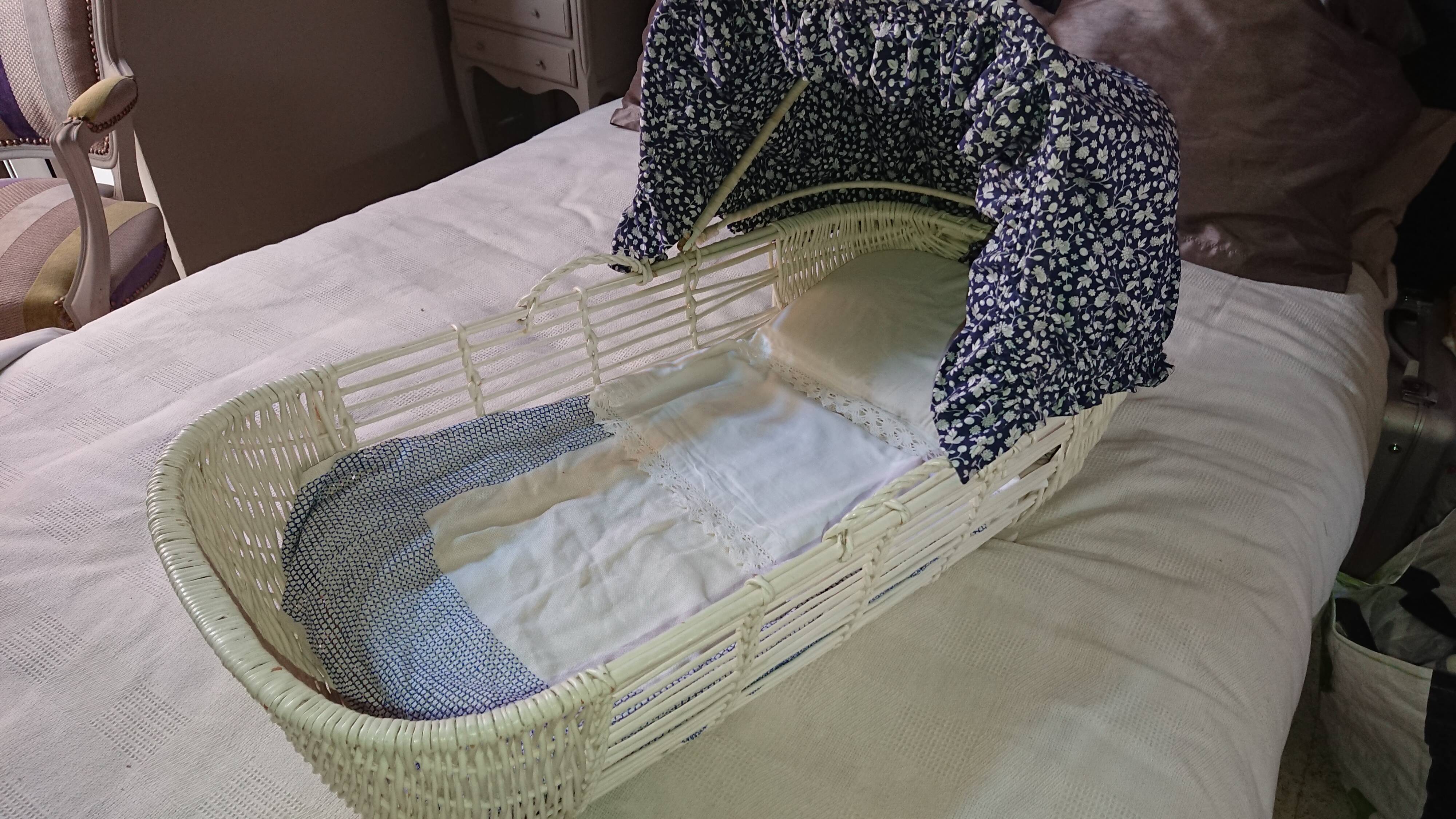 White rattan baby bed bassinet France 70's